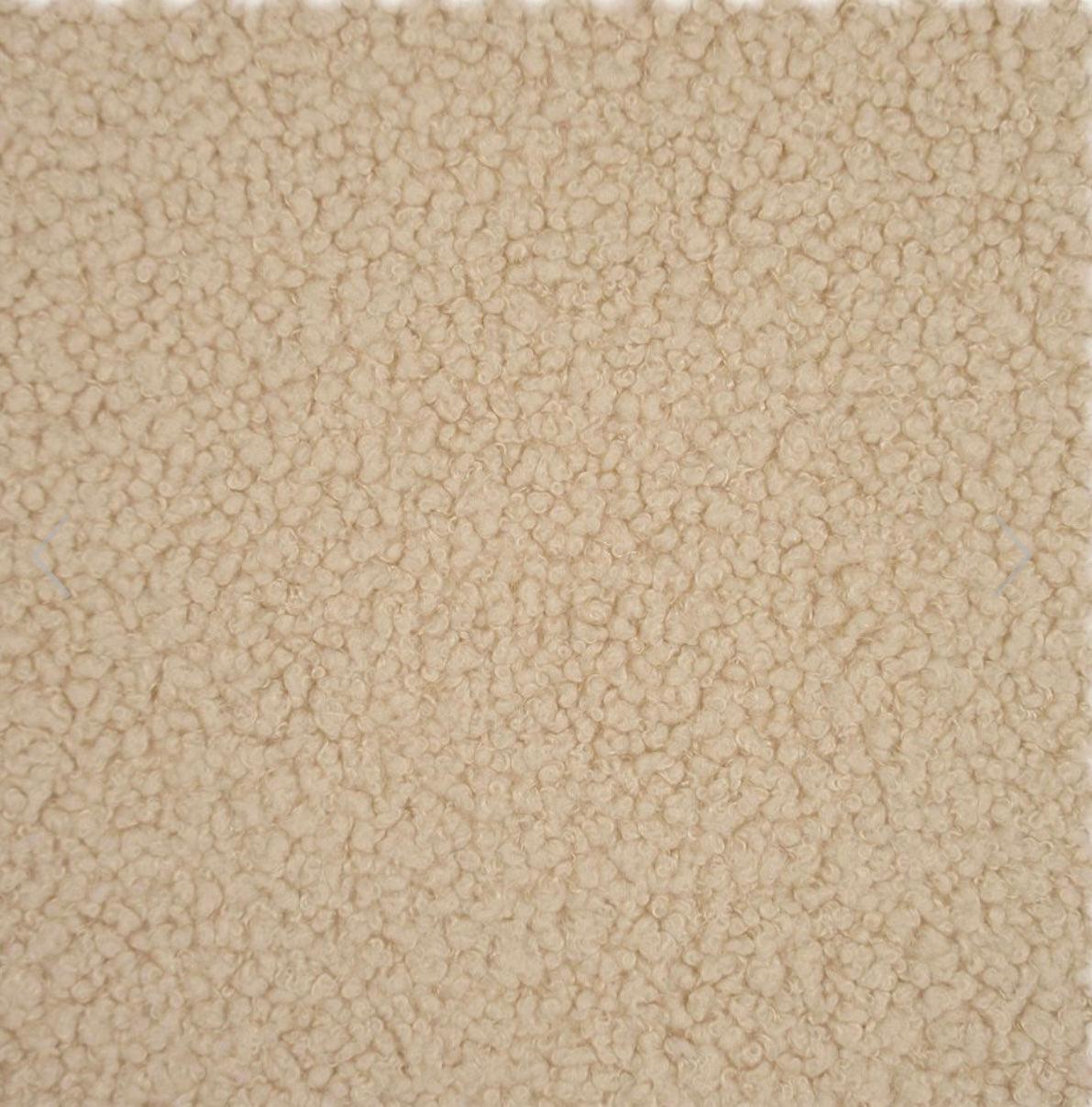 Nahaufnahme Bouclé-Stoff in Beige – lockig-gekräuselte Textur des Poufet Wärmflaschen-Bezugs
