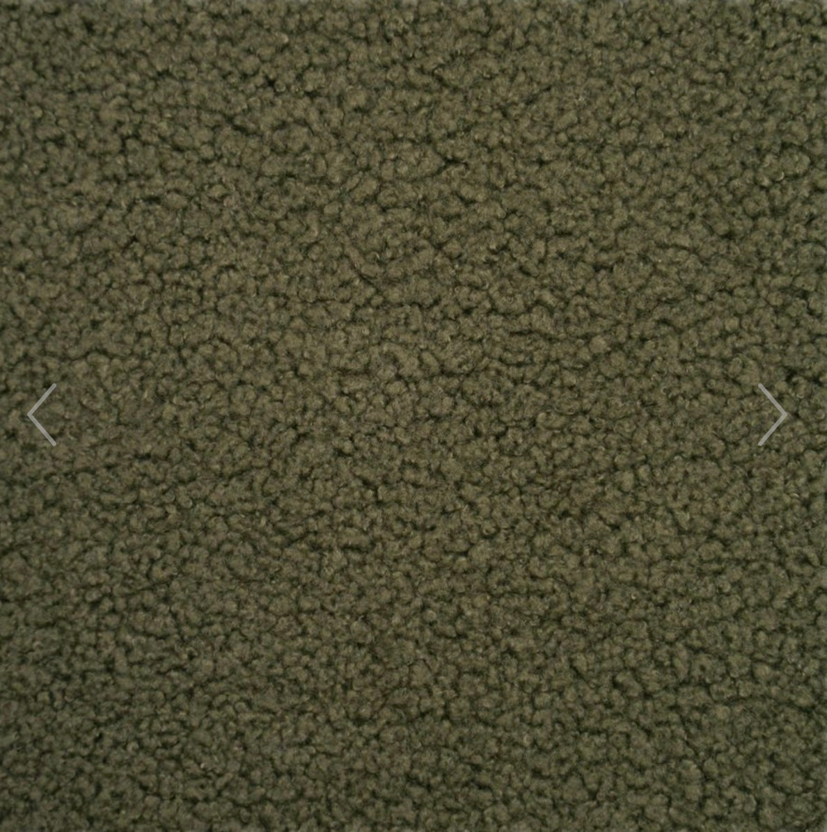 Nahaufnahme Bouclé-Stoff in Olive/Khaki – lockig-gekräuselte Textur des Poufet Wärmflaschen-Bezugs