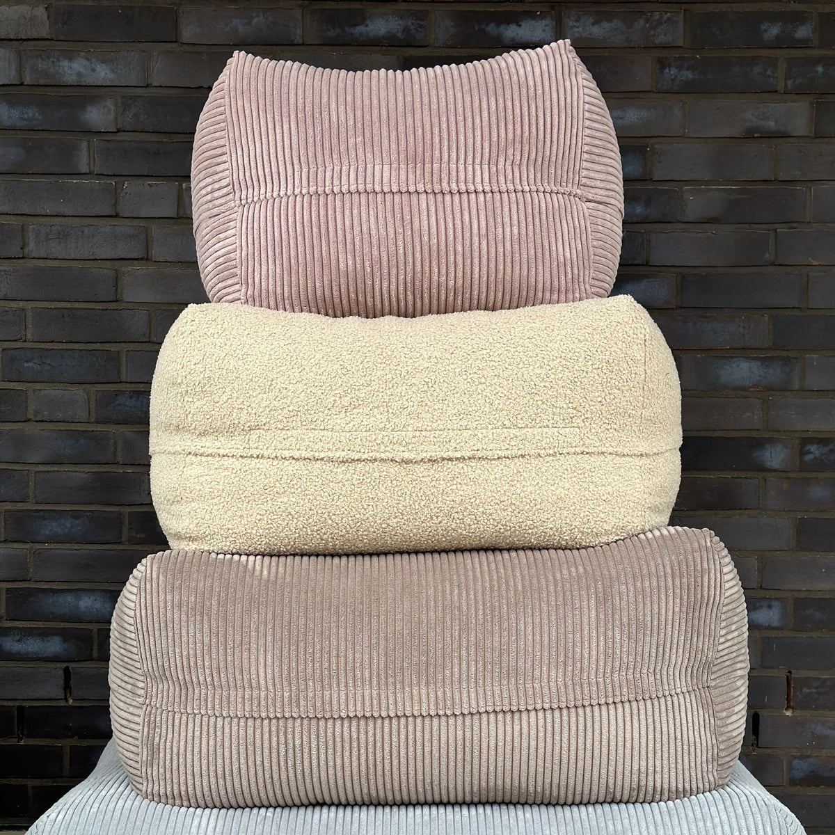 Poufet Dozzy Pouf Breitcord Altrosa – Seitenansicht zeigt die ca. 40 cm hohe Liegefläche, Poufet