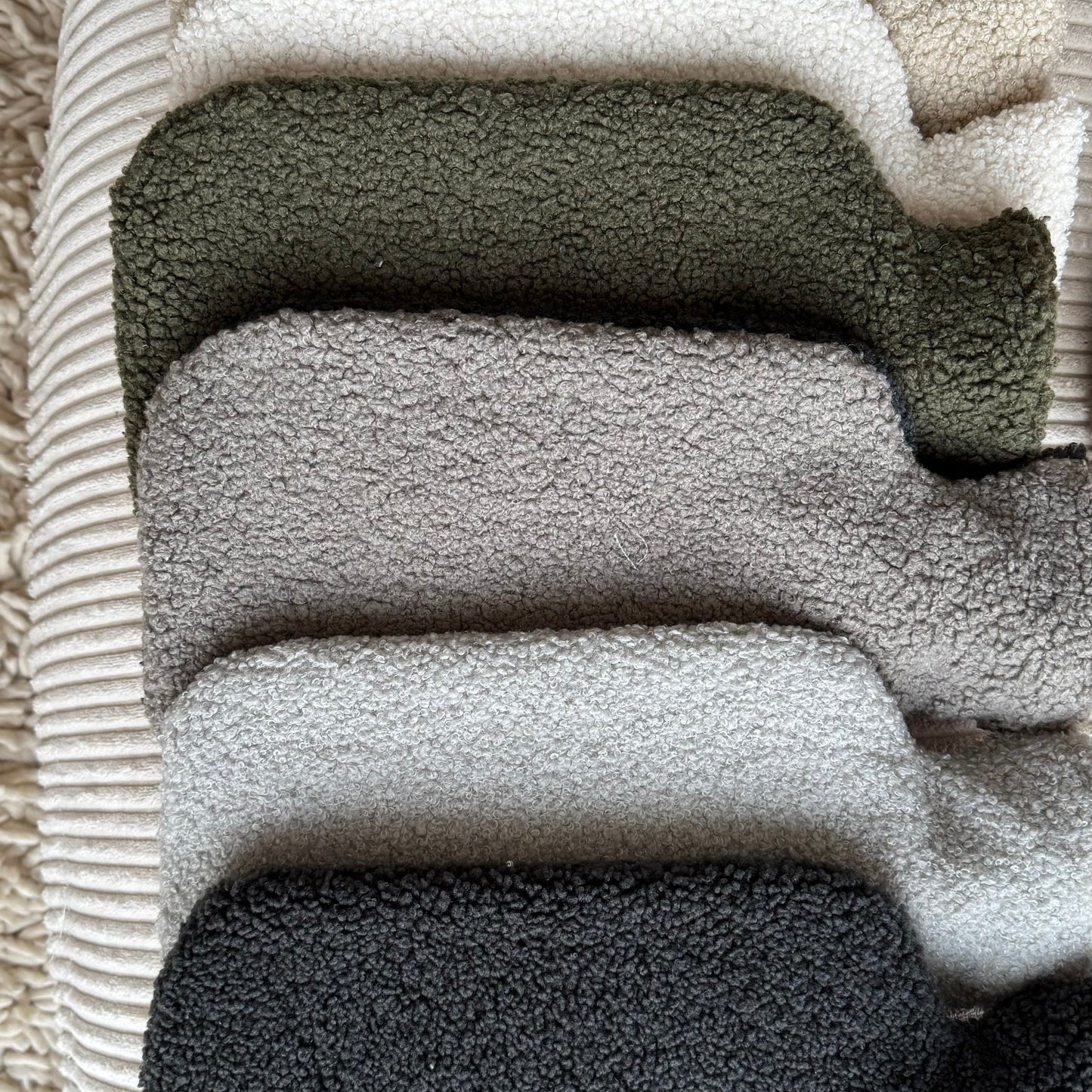 Poufet Wärmflaschen in verschiedenen Farben – handgemachte Bezüge aus Bouclé und Breitcord, made in Germany