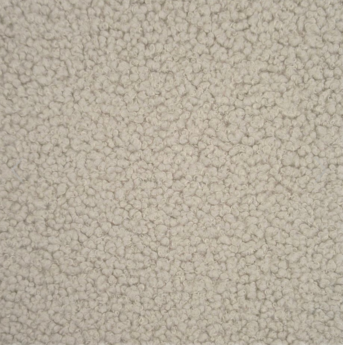 Detailaufnahme Bouclé-Stoff in Hellgrau – charakteristische lockig-gekräuselte Bouclé-Textur, weich und langlebig, Poufet Manufaktur