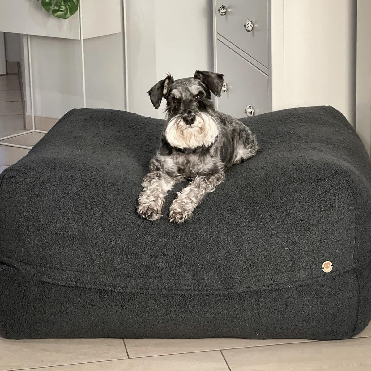 Poufet  Pouf Bouclé Anthrazit von oben – kuschelige Mulde in der Mitte, waschbarer Premium-Bezug, Poufet 