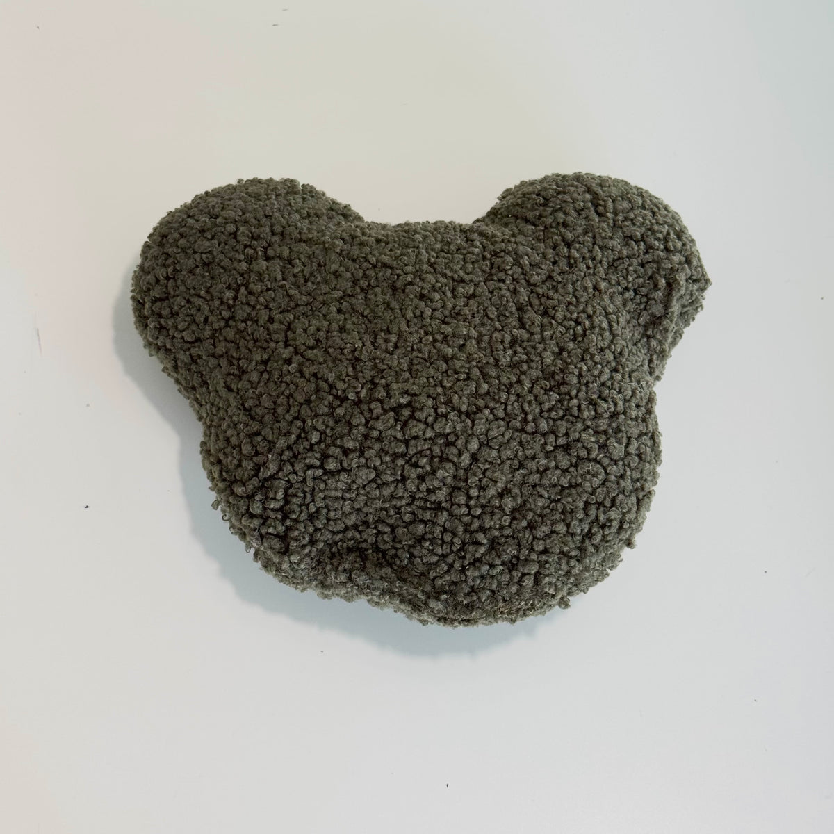 Rückansicht des POUFET Knister-Teddys aus Bouclé in Khaki – weiche, lockig gekräuselte Stoffstruktur