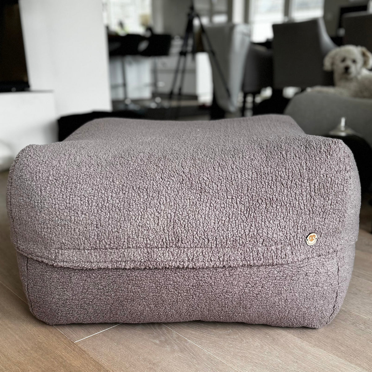 Hund liegt auf Poufet DreamPad mit Bouclé-Bezug – handgemachtes Hundebett von Poufet
