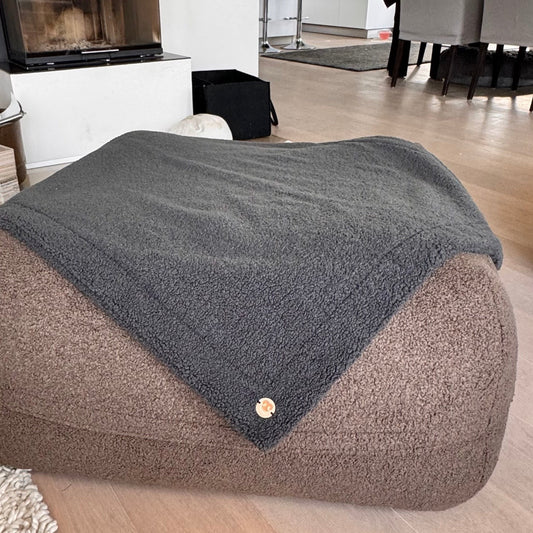 Hund liegt auf dem Poufet DreamPad Bouclé Schokobraun – flaches Hundebett ca. 25 cm, handgemacht in Deutschland, Poufet

