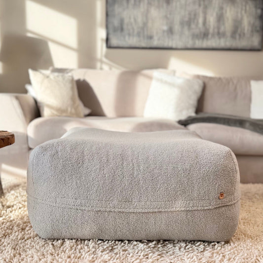 Poufet DreamPad Bouclé Hellgrau im Wohnzimmer – flaches Hundebett ca. 25 cm, handgemacht in Deutschland, Poufet 
