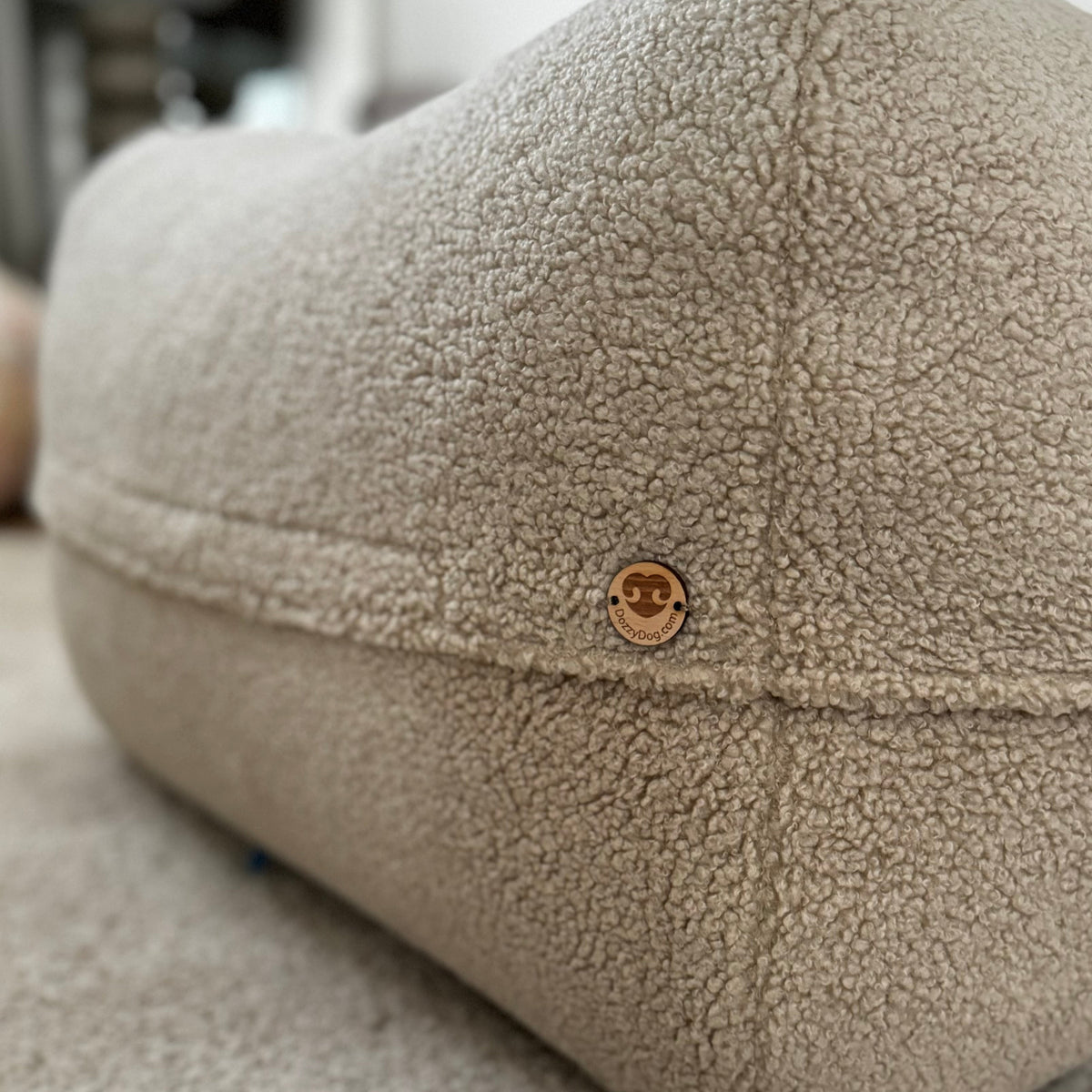 Poufet Pouf mit Bouclé-Bezug – handgemachtes Hundebett von Poufet
