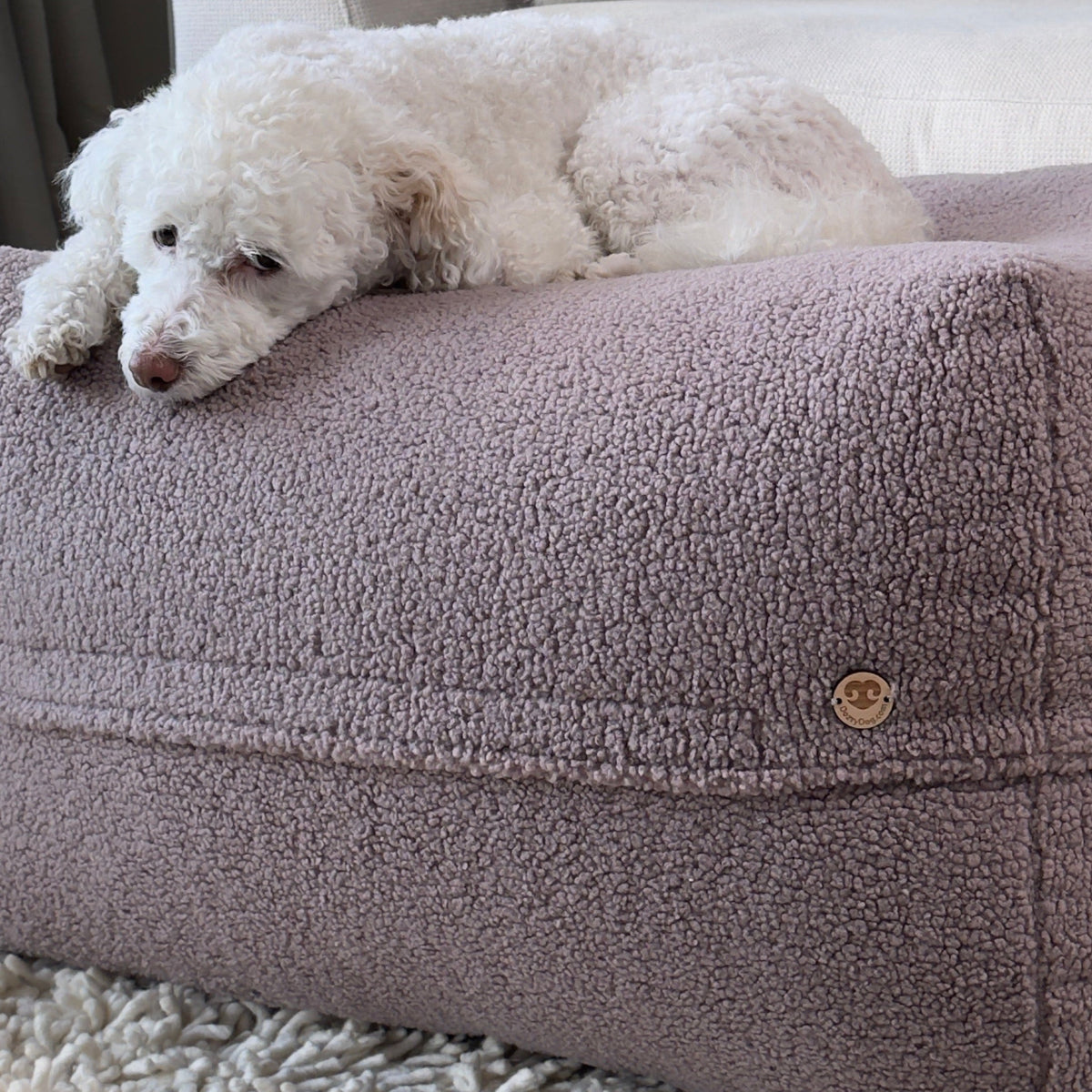Hund entspannt im Poufet Pouf Altrosa, visco-elastischer Schaum, Poufet handgemacht, hohe Liegefläche 40cm
