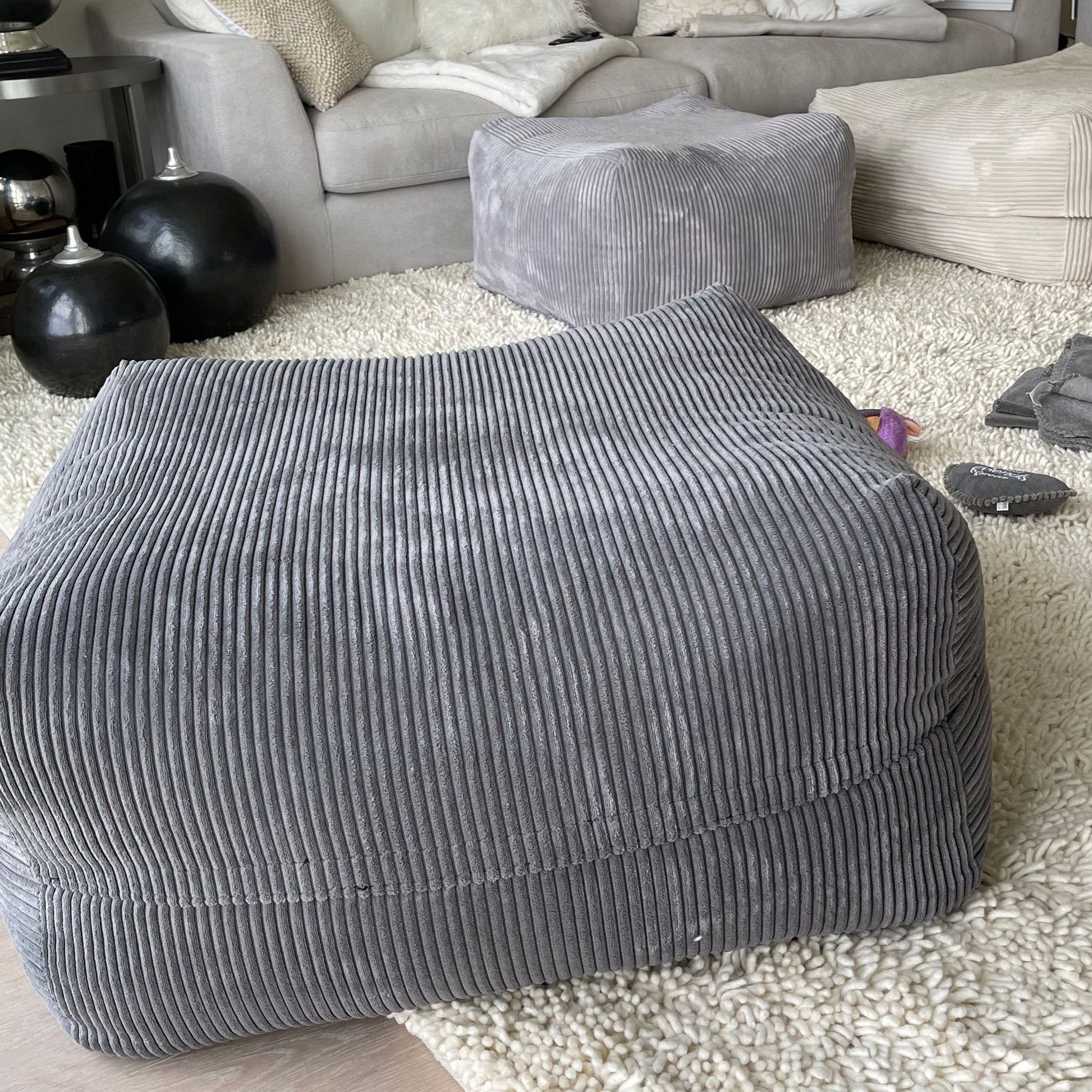 Poufet DreamPad Hundebett in Breitcord Dunkelgrau im Wohnzimmer – flaches Design ca. 25 cm, handgemacht in Deutschland