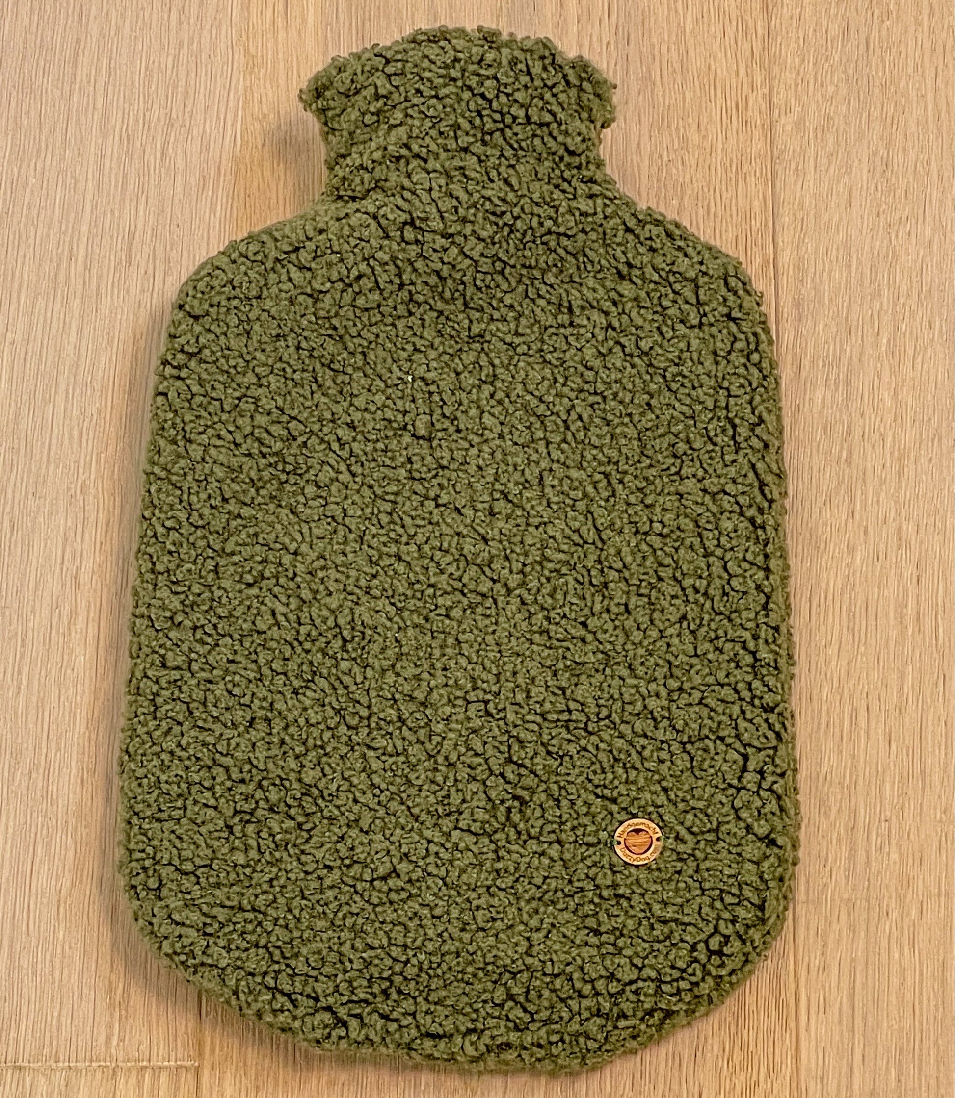Poufet Wärmflasche mit Bouclé-Bezug in Olive/Khaki – 2 Liter, handgemacht in Deutschland

