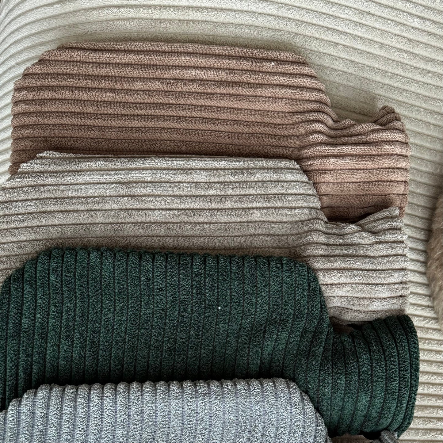 Poufet Wärmflaschen in verschiedenen Farben – handgemachte Bezüge aus Bouclé und Breitcord
