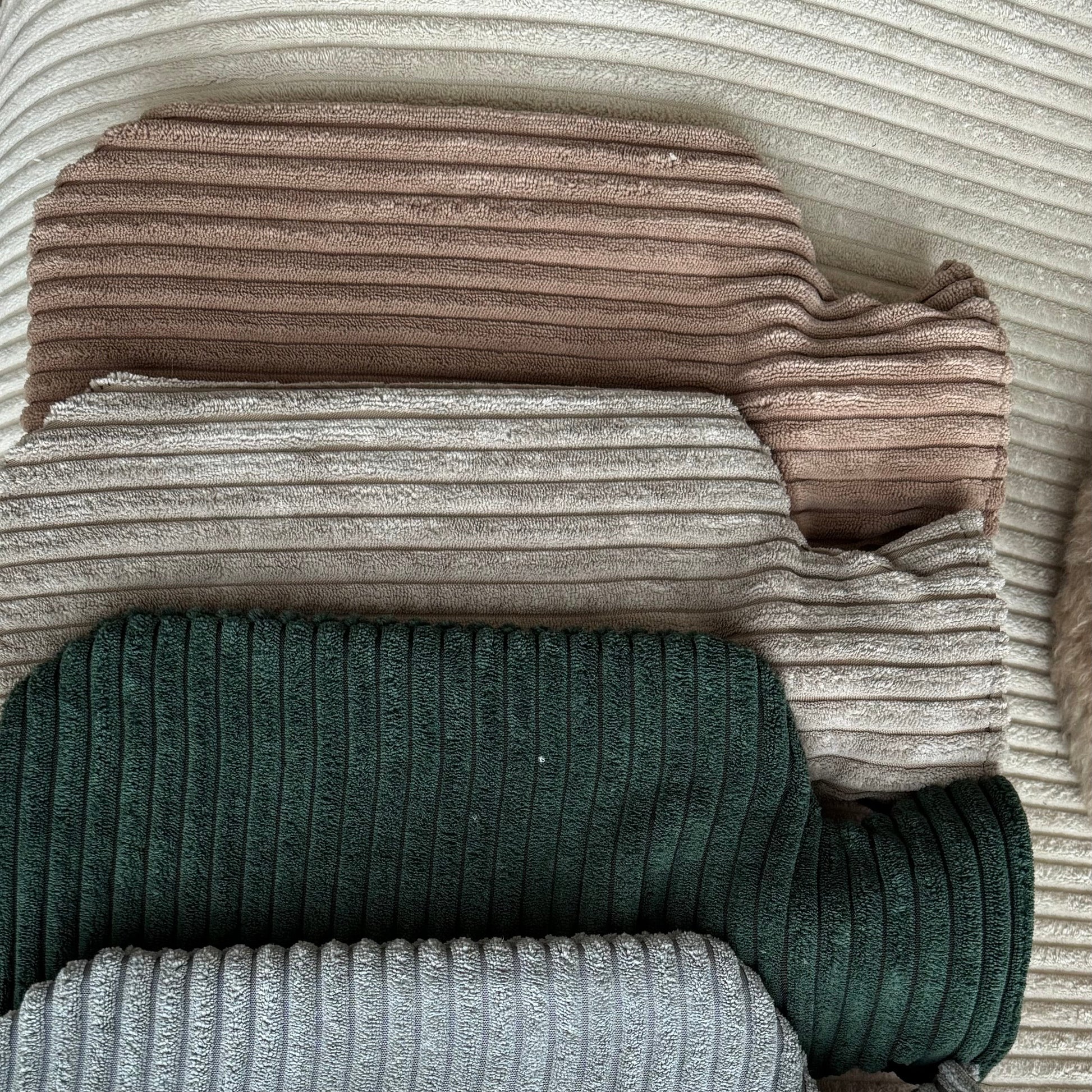 Poufet Wärmflaschen in verschiedenen Farben – handgemachte Bezüge aus Bouclé und Breitcord
