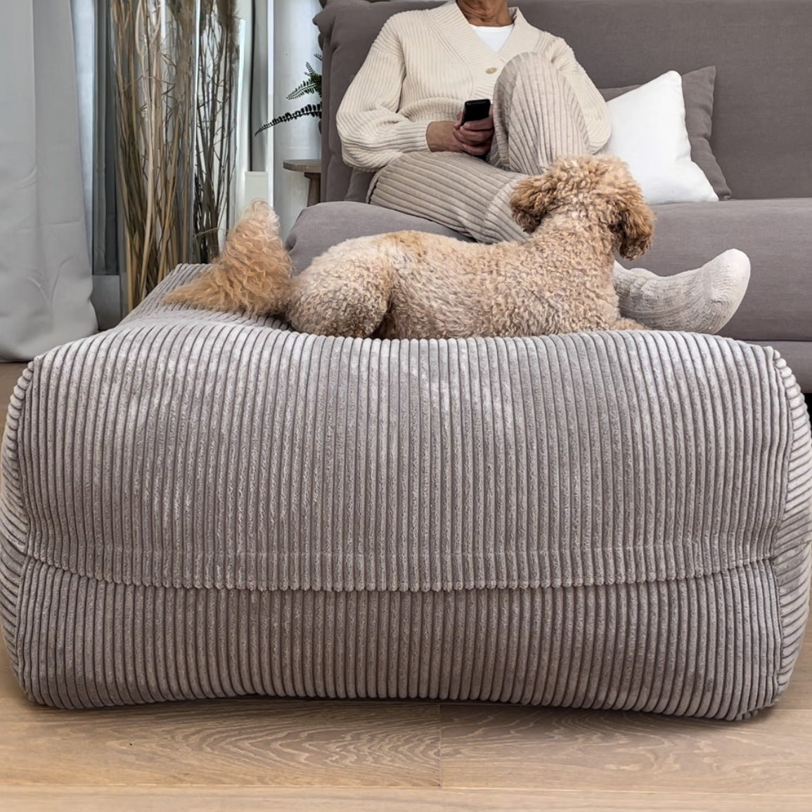 Poufet DreamPad Breitcord Bezug Taupe im Wohnzimmer
