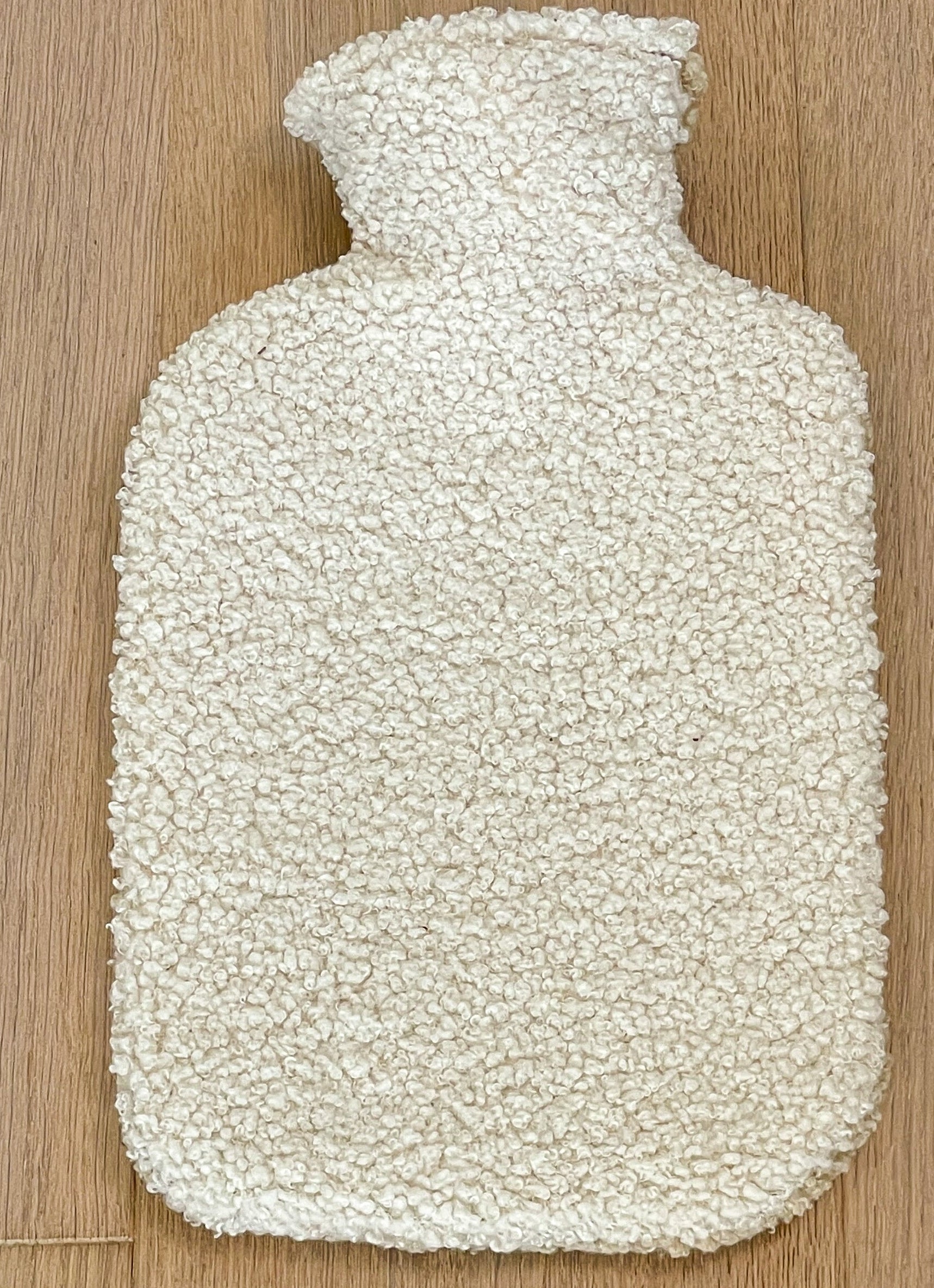 Poufet Wärmflasche mit Bouclé-Bezug in Creme/OffWhite – 2 Liter, handgemacht in Deutschland
