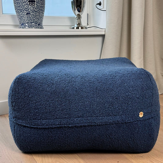 Poufet DreamPad Bouclé Blau im Wohnzimmer – flaches Hundebett ca. 25 cm, handgemacht in Deutschland, Poufet
