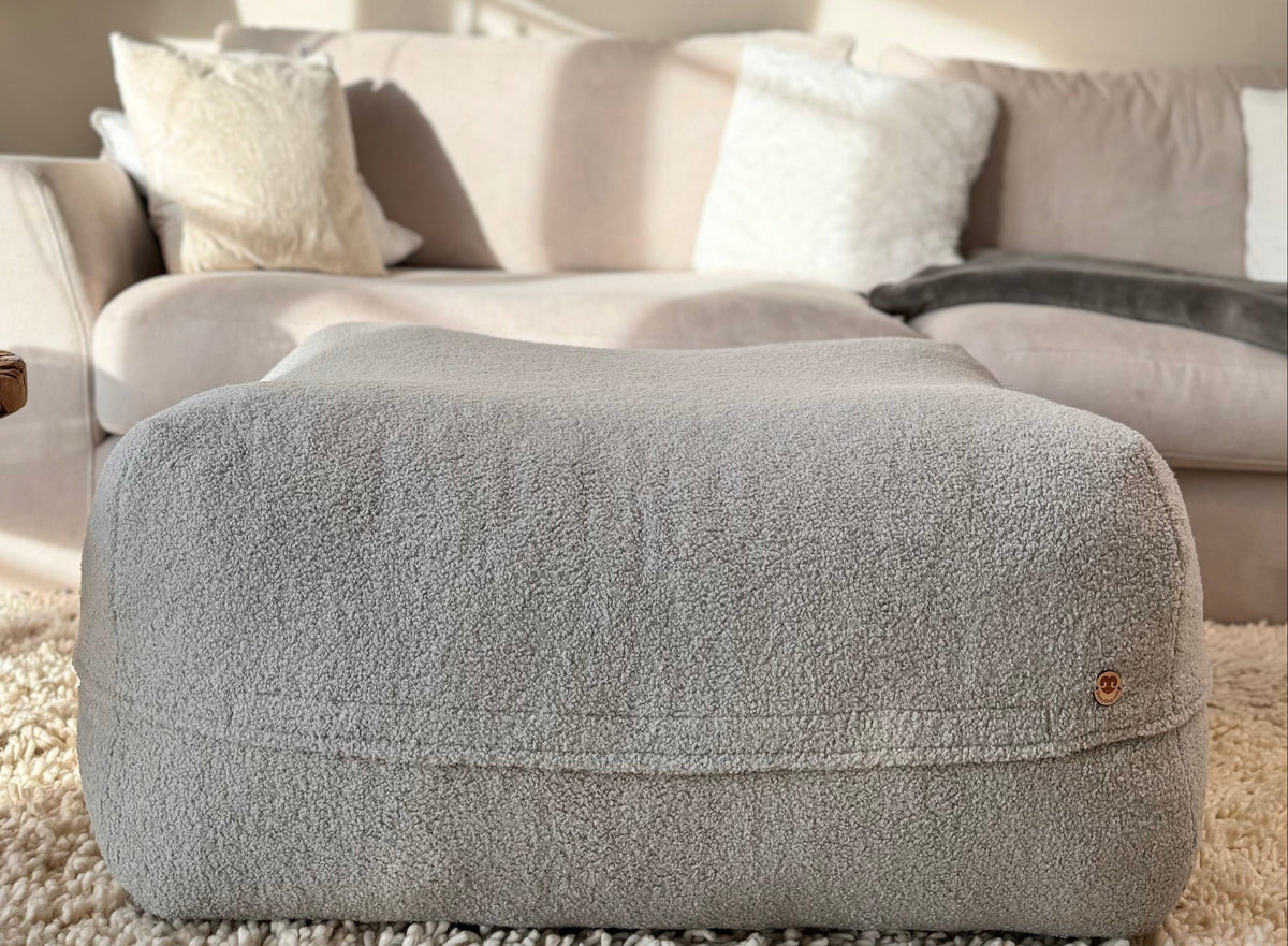 Poufet Pouf Hundebett in Bouclé Hellgrau – Seitenansicht zeigt die ca. 40 cm hohe Liegefläche, Poufet