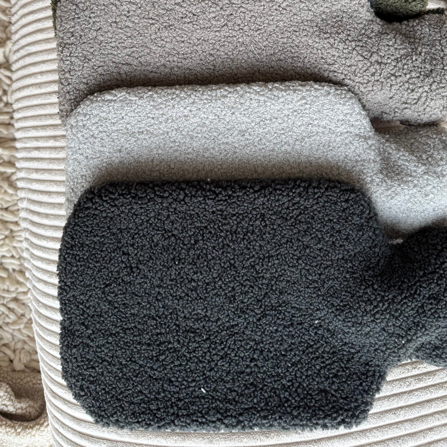 Poufet Wärmflaschen in verschiedenen Farben – handgemachte Bezüge aus Bouclé und Breitcord
