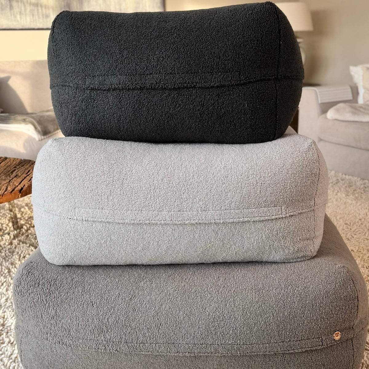 Detailaufnahme Premium Bouclé Stoff in Anthrazit – hochwertiges Möbelgewebe, langlebig und waschbar, Poufet  Hundebett, drei GrößenS,M,L
