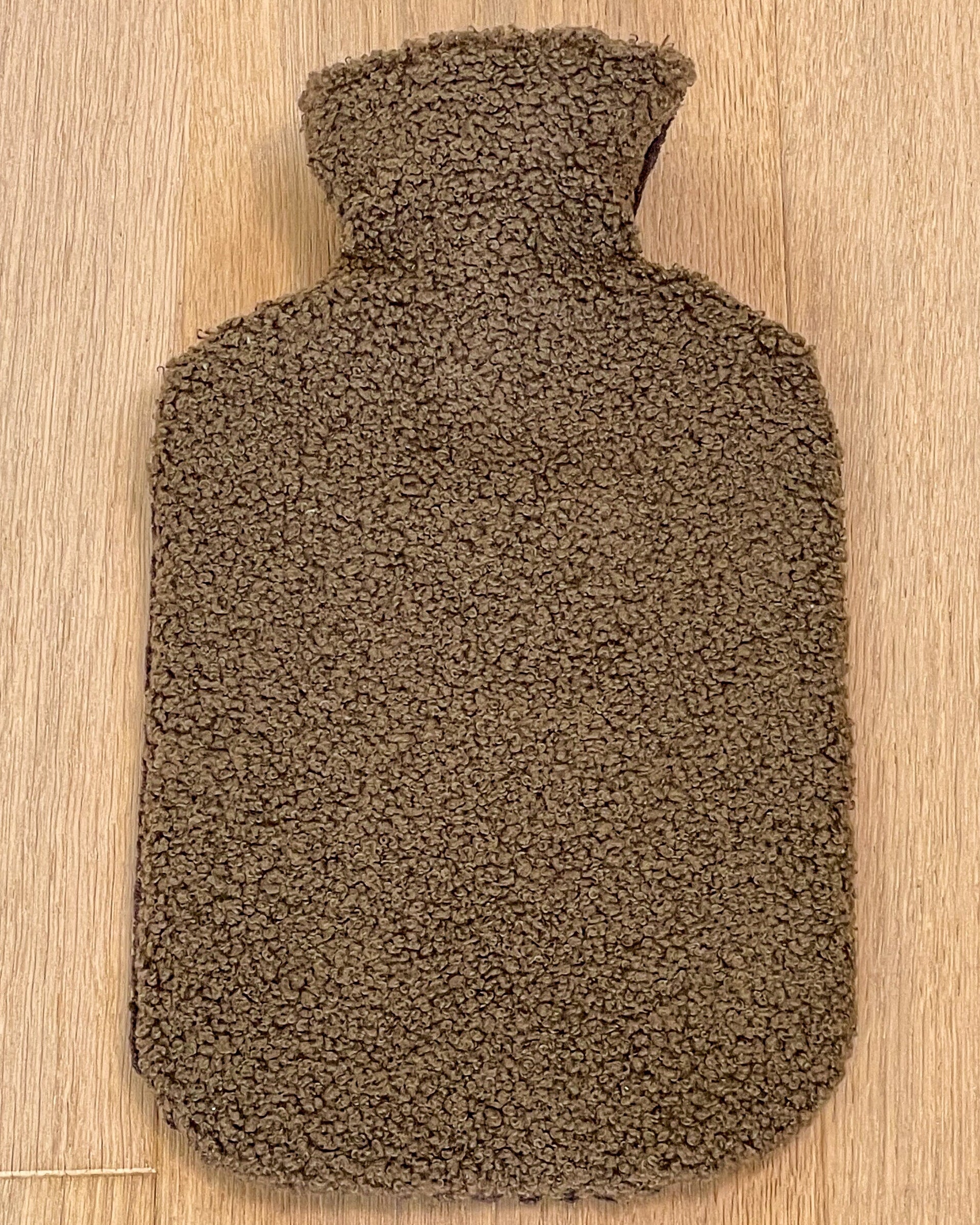 Poufet Wärmflasche mit Bouclé-Bezug in Schokobraun – 2 Liter, handgemacht in Deutschland
