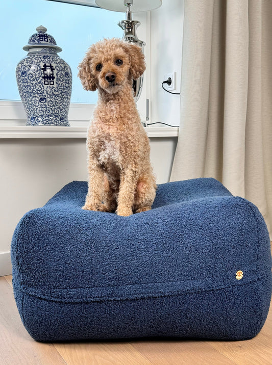 Kleiner Hund auf Poufet Pouf Premium Bouclé Dunkelblau, handgemacht Deutschland, Poufet