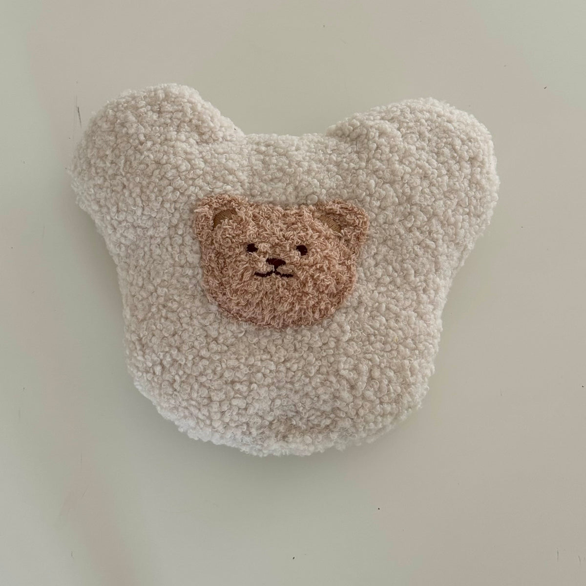 POUFET Knister-Teddy aus Bouclé in Beige – handgefertigtes Hundespielzeug mit aufgenähtem Teddy-Gesicht