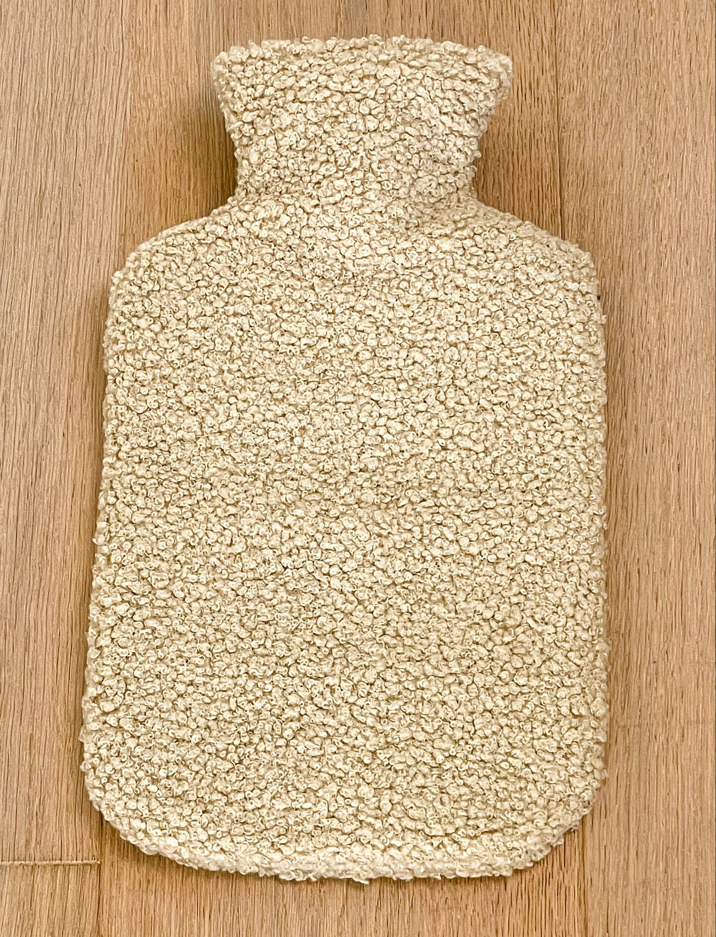 Poufet Wärmflasche mit Bouclé-Bezug in Beige – 2 Liter, handgemacht in Deutschland
