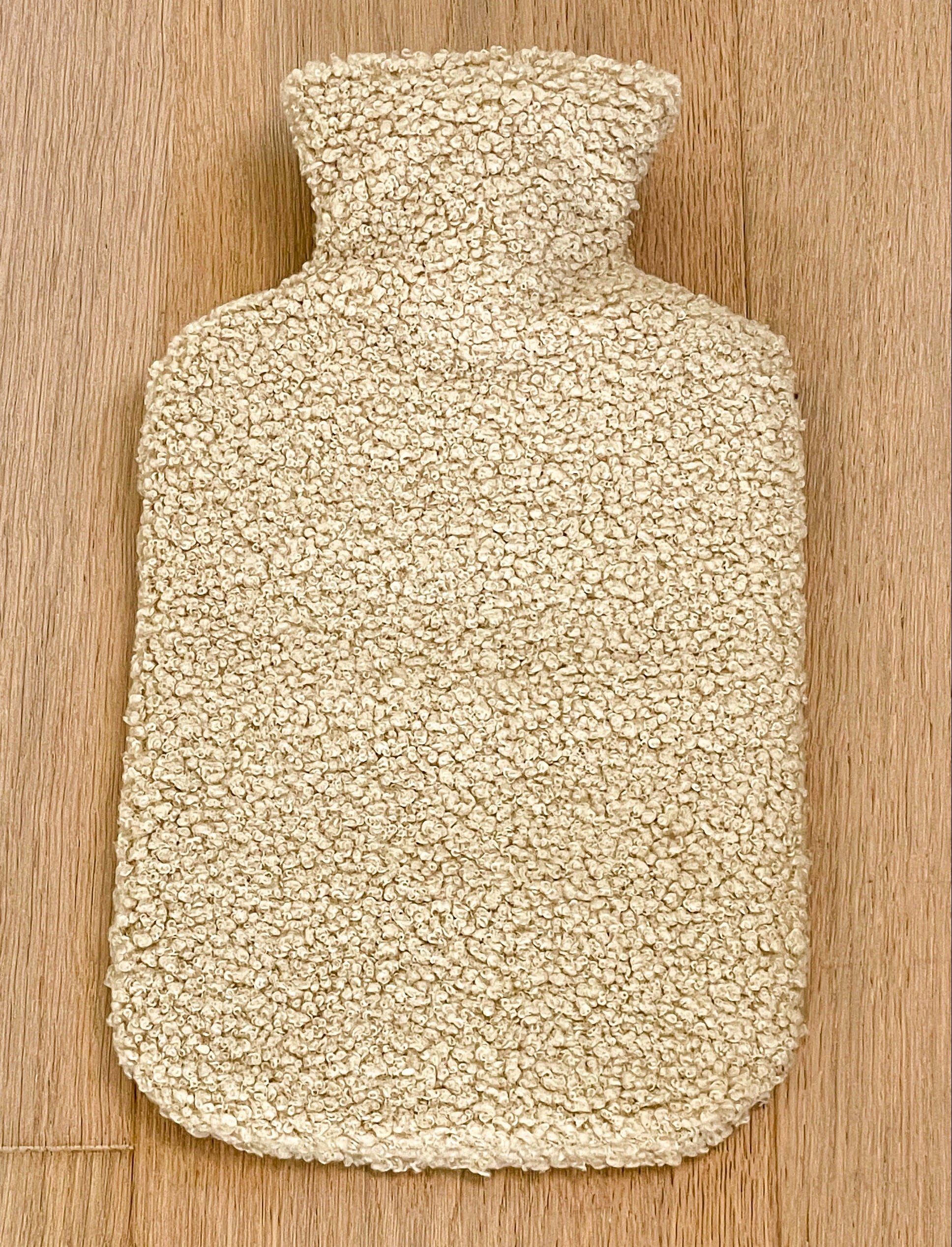 Poufet Wärmflasche mit Bouclé-Bezug in Beige – 2 Liter, handgemacht in Deutschland
