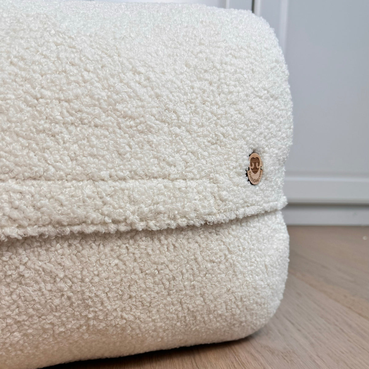 Poufet DreamPad mit Bouclé-Bezug in Creme – Detailaufnahme, handgemacht von Poufet
