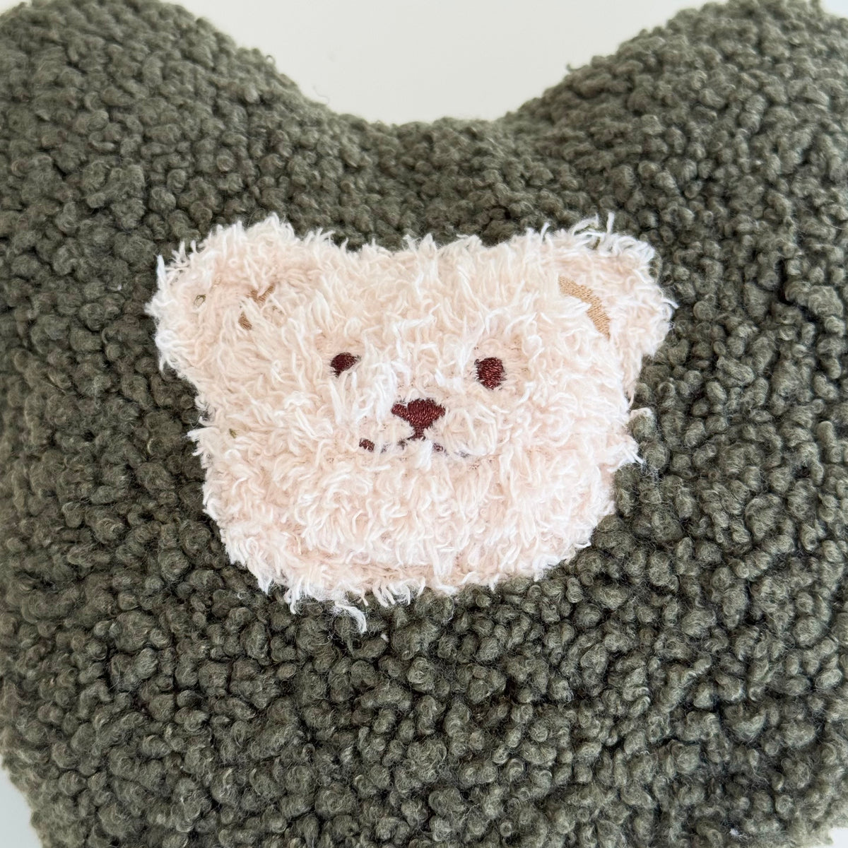 Nahaufnahme des POUFET Knister-Teddys aus Bouclé in Khaki – Teddy-Gesicht und weiche, lockig gekräuselte Stoffstruktur
