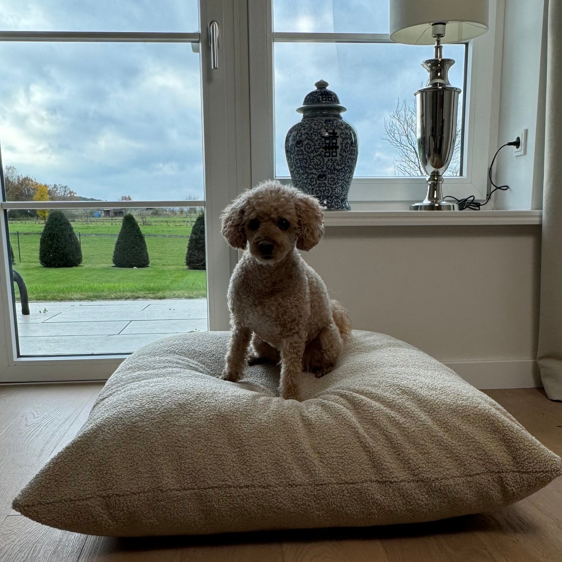 Poufet Relax Pad Bouclé von oben – quadratisches Hundebett mit doppelter Füllung, Größen S bis L

