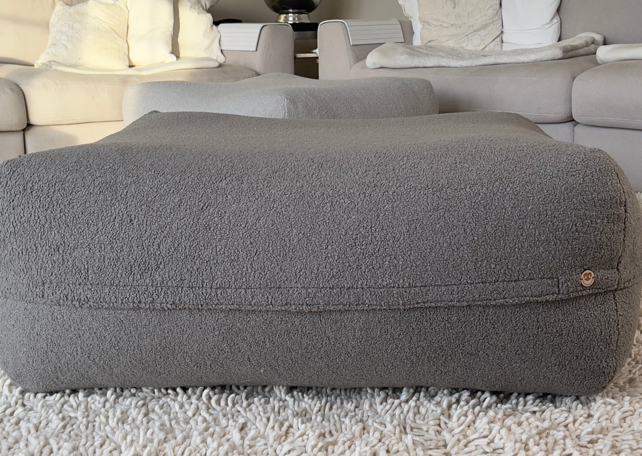 Dozzy Pouf Teddystoff dunkelgrau– handgefertigtes, stilvolles Hundebett, robust & komfortabel