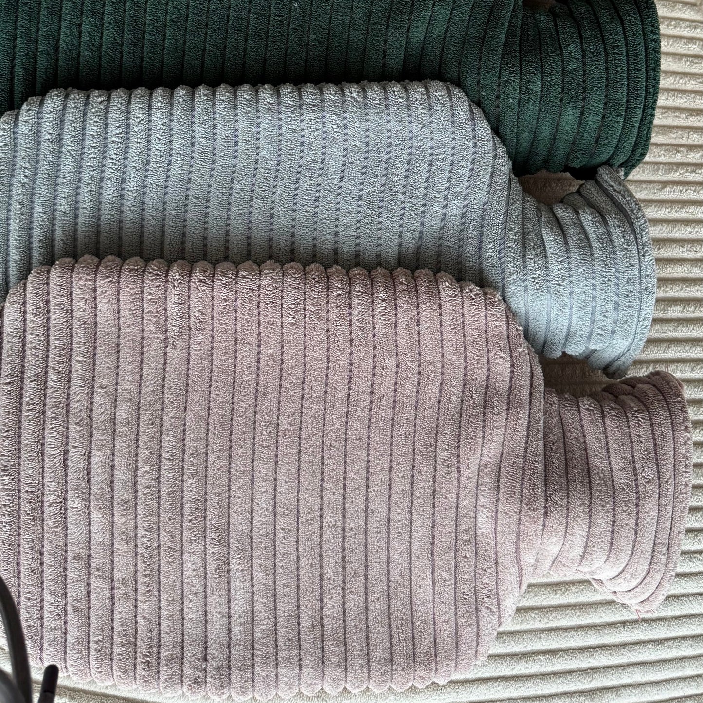 Poufet Wärmflaschen in verschiedenen Farben – handgemachte Bezüge aus Bouclé und Breitcord
