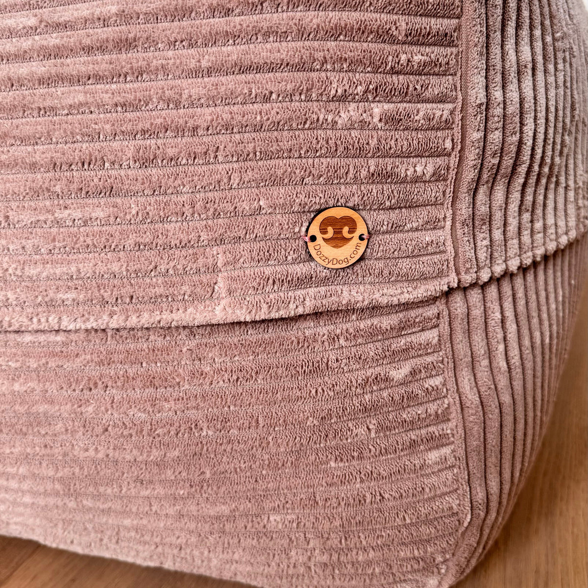 Poufet Pouf Breitcord Altrosa Nahaufnahme – Stoff mit Poufet Button Detail
