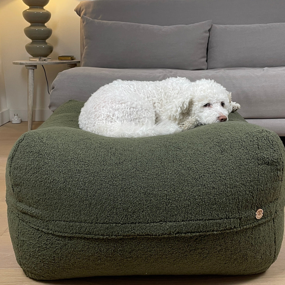 Poufet Pouf mit Bouclé-Bezug in Khaki Olive  – handgemachtes Hundebett von Poufet
