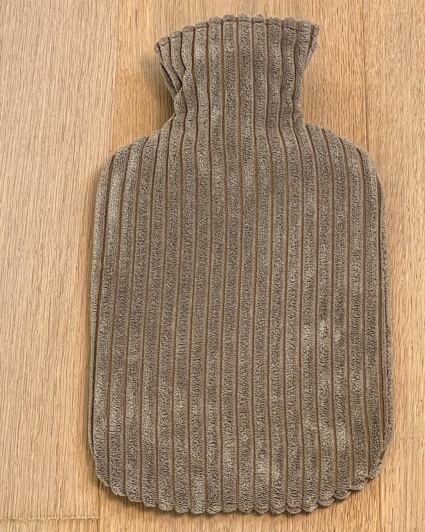 Poufet Wärmflasche mit Breitcord-Bezug in Taupe/Greige – 2 Liter, handgemacht in Deutschland
