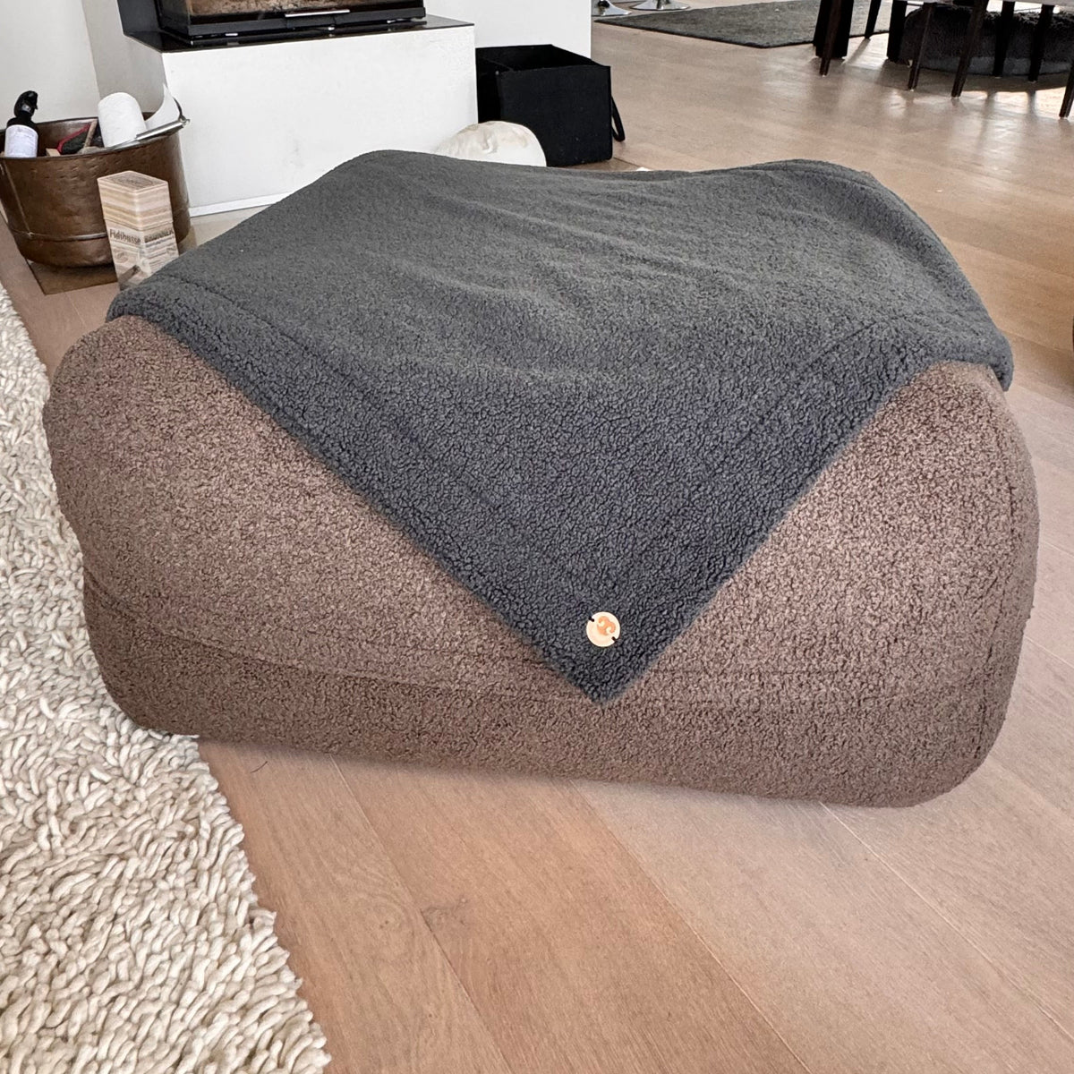 Poufet DreamPad mit Bouclé-Bezug in Schokobraun und grauer Decke – handgemacht von Poufet
