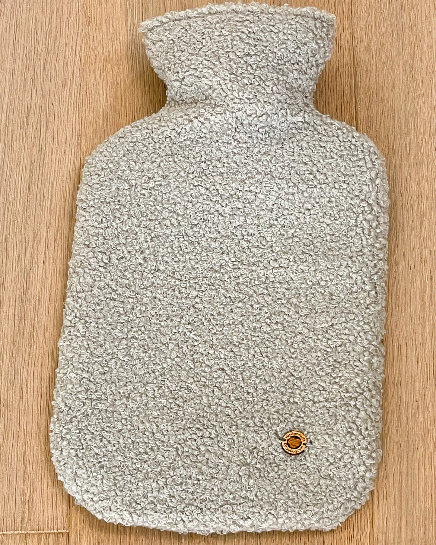 Poufet Wärmflasche mit Bouclé-Bezug in Hellgrau – 2 Liter, handgemacht in Deutschland
