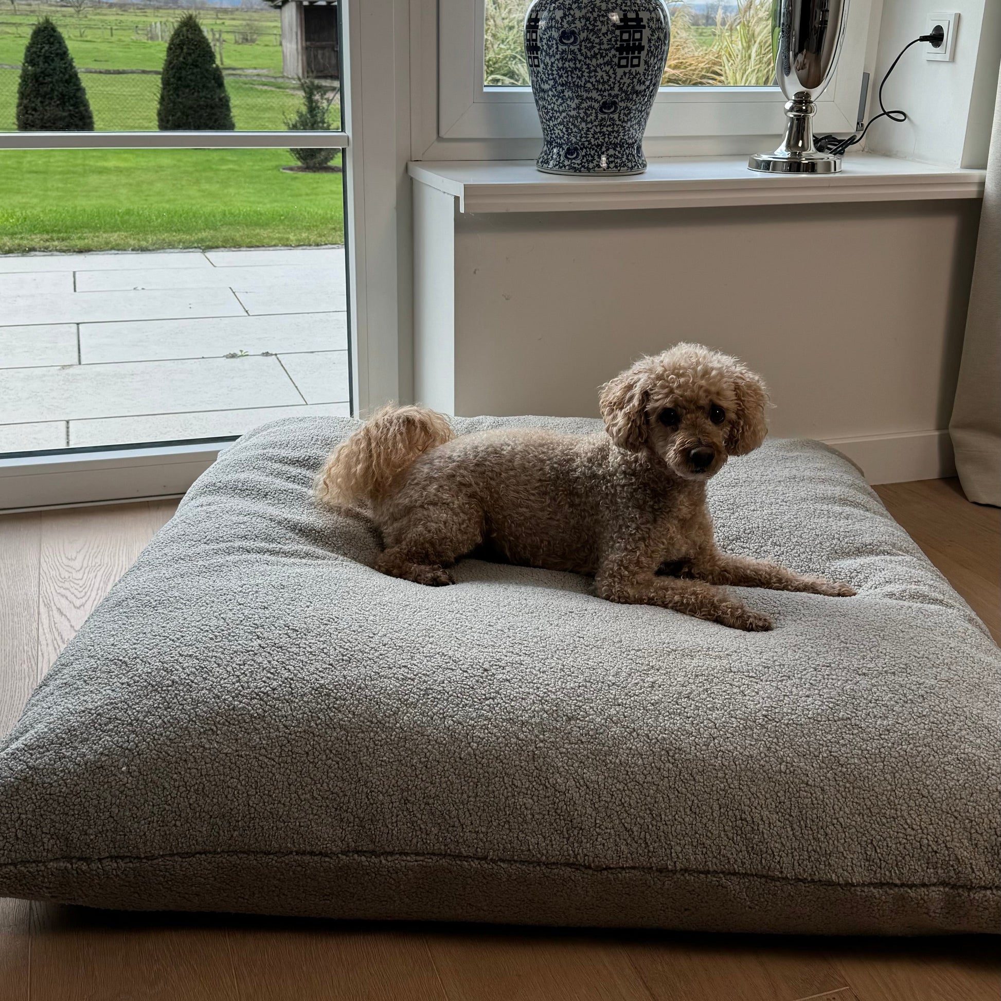 Poufet Relax Pad Bouclé im Wohnzimmer – günstigstes Hundebett von Poufet, handgemacht in Deutschland
