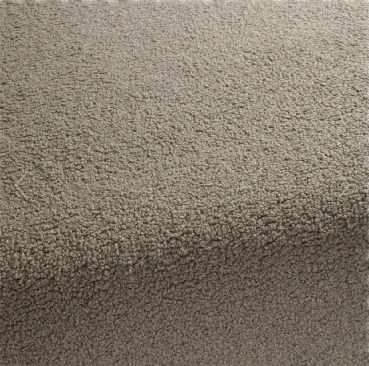 Detailaufnahme Bouclé-Stoff in Dunkelgrau – charakteristische Bouclé-Textur weich und langlebig, Poufet Manufaktur
