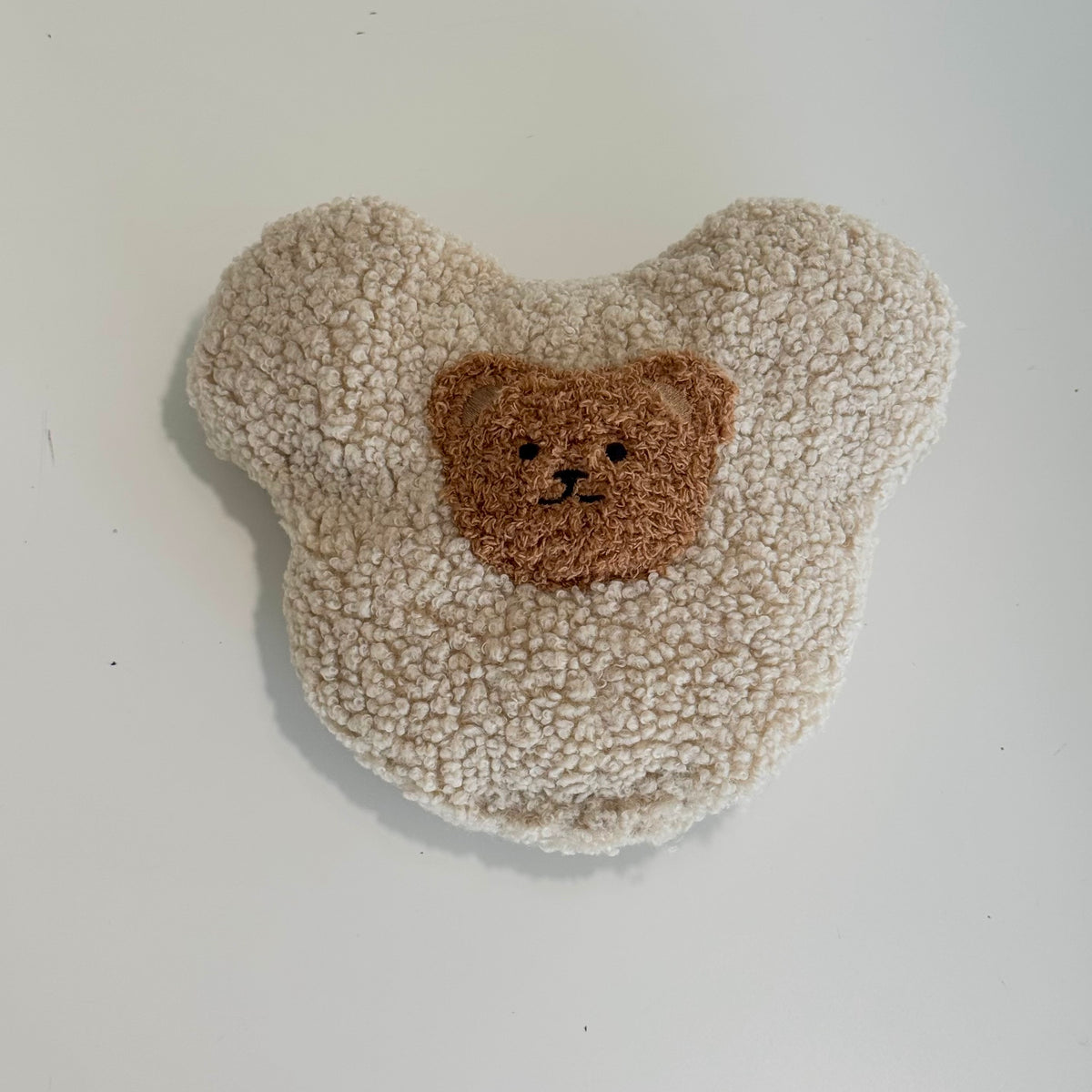 Rückansicht des POUFET Knister-Teddys aus beigem Bouclé – weiche, lockig gekräuselte Stoffstruktur