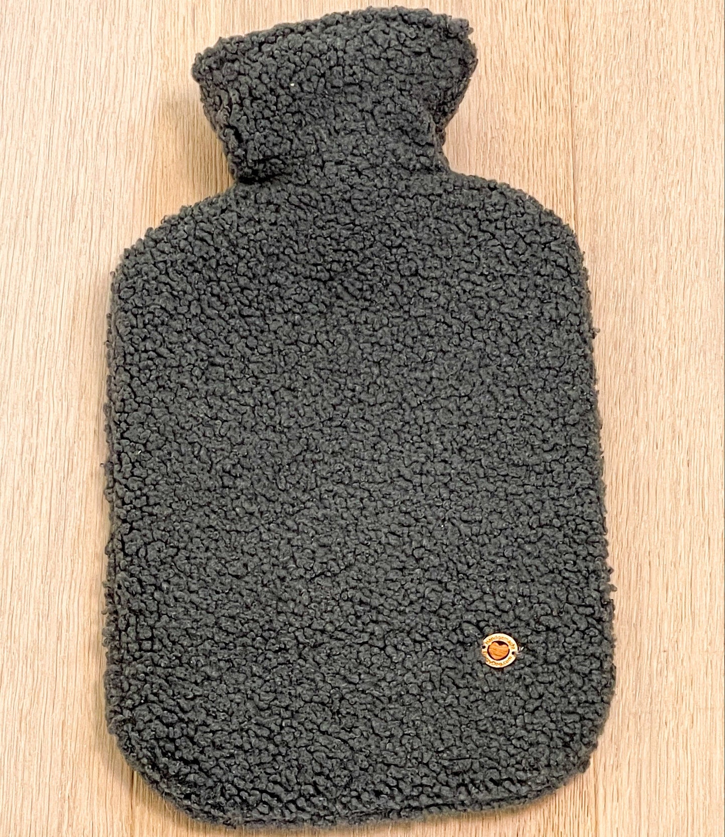 Poufet Wärmflasche mit Bouclé-Bezug in Anthrazit – 2 Liter, handgemacht in Deutschland
