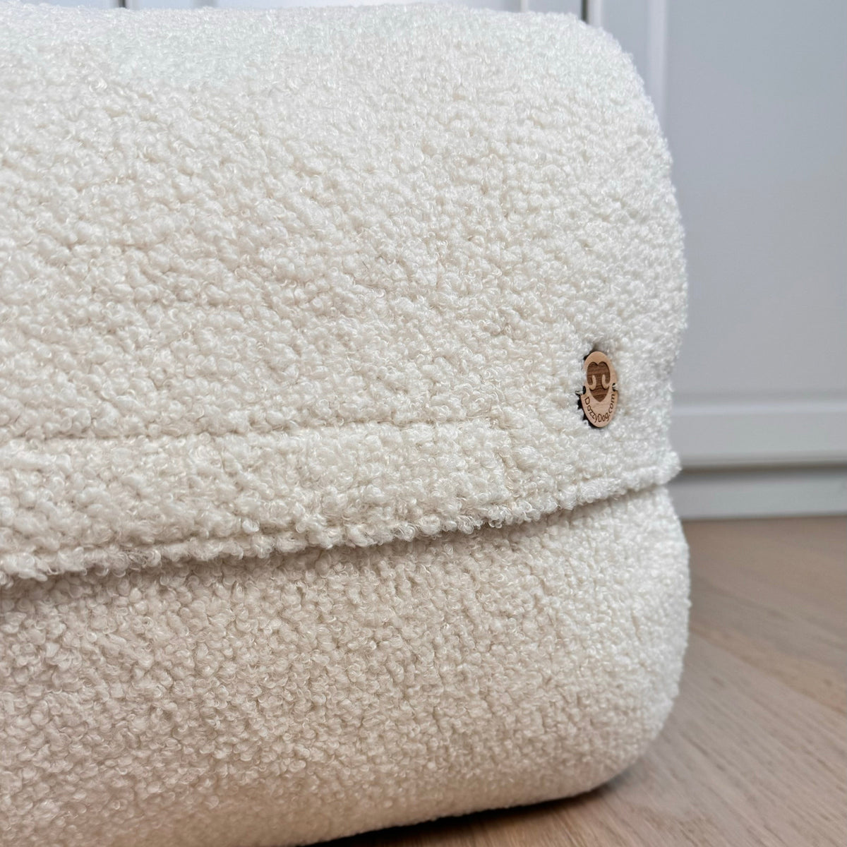 Bouclé-Bezug für Poufet Pouf in Creme – Nahaufnahme Stoff, Poufet Manufaktur
