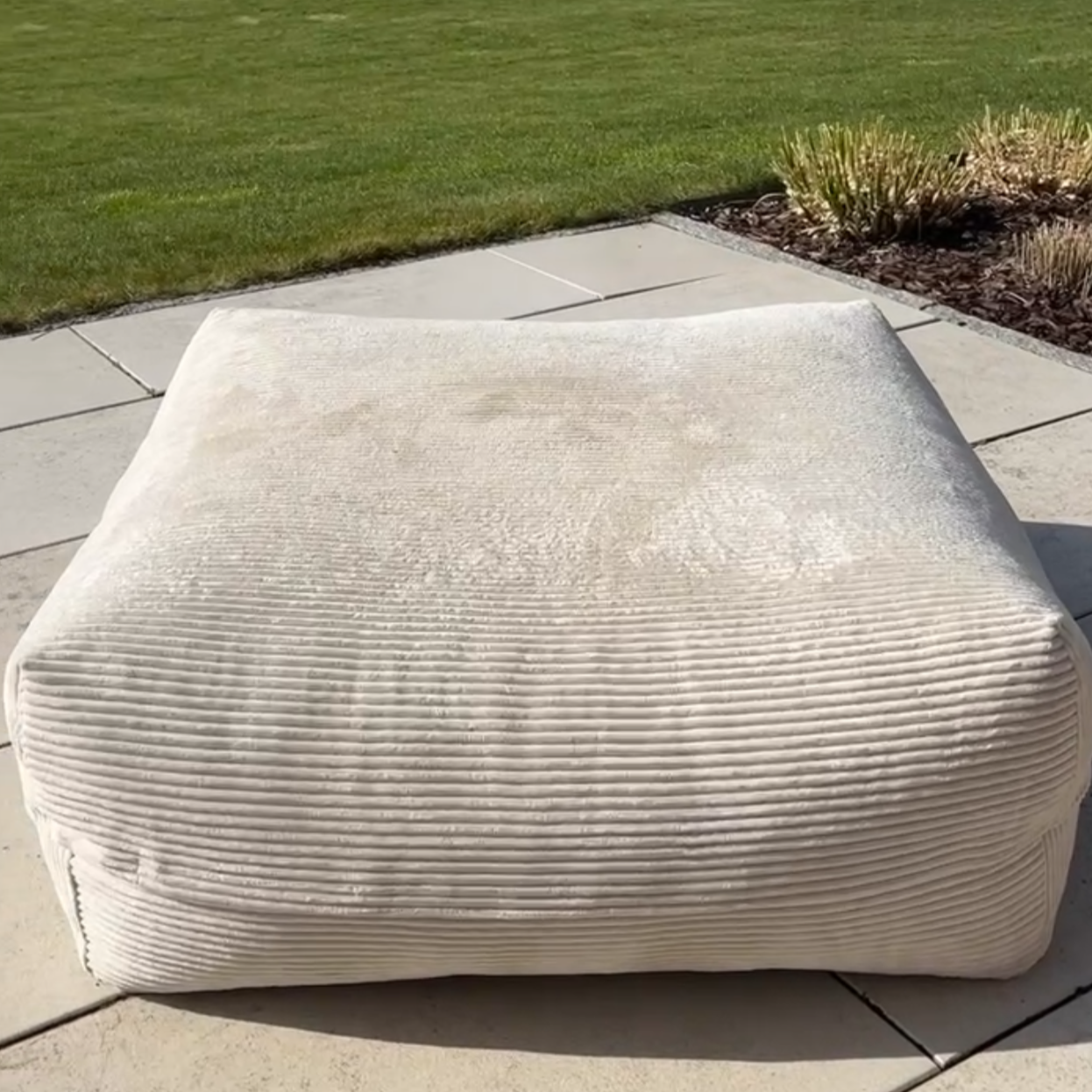 Poufet DreamPad Breitcord Creme/OffWhite auf der Wiese – flaches Hundebett, handgemacht in Deutschland, Poufet
