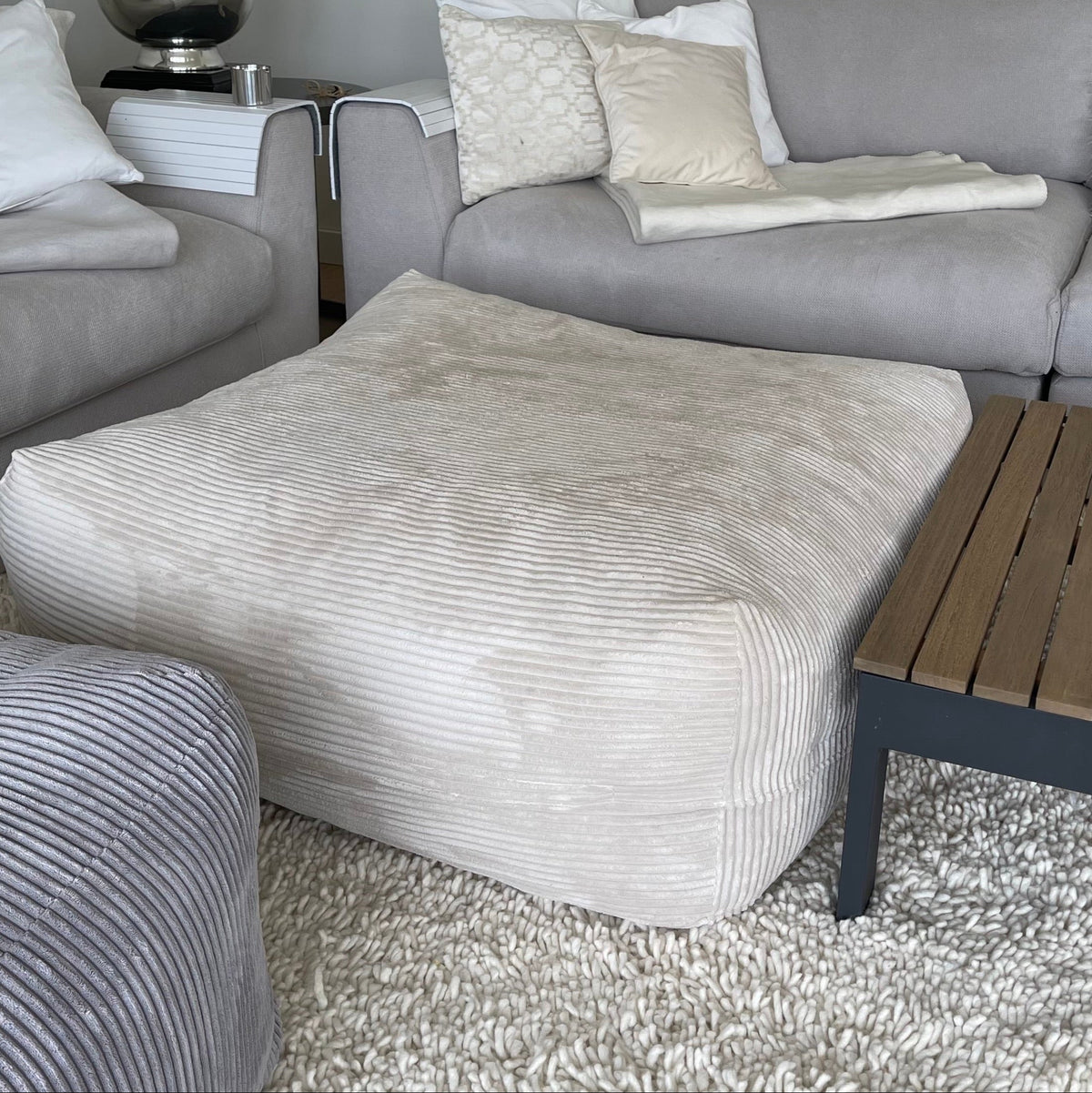 Poufet Pouf Breitcord Creme/OffWhite im Wohnzimmer – helles Creme als vielseitiger Einrichtungsgegenstand, Poufet