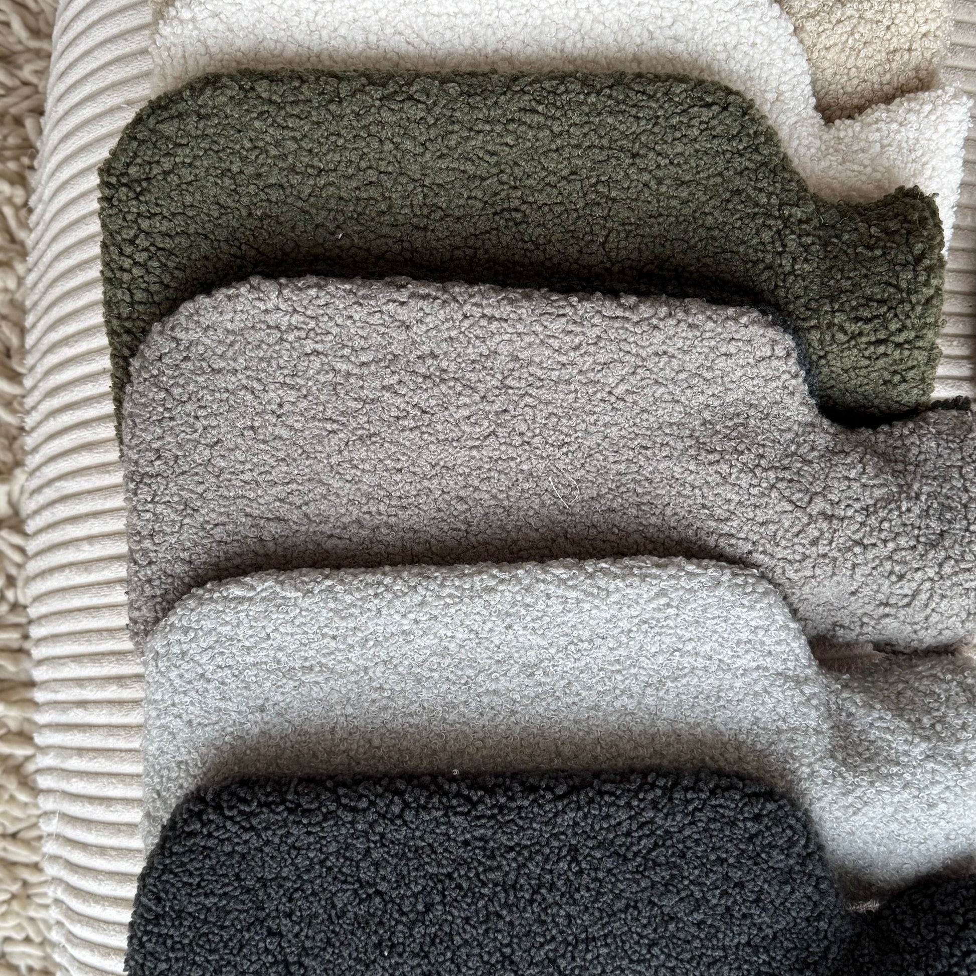 Poufet Wärmflaschen in verschiedenen Farben – handgemachte Bezüge aus Bouclé und Breitcord, made in Germany
