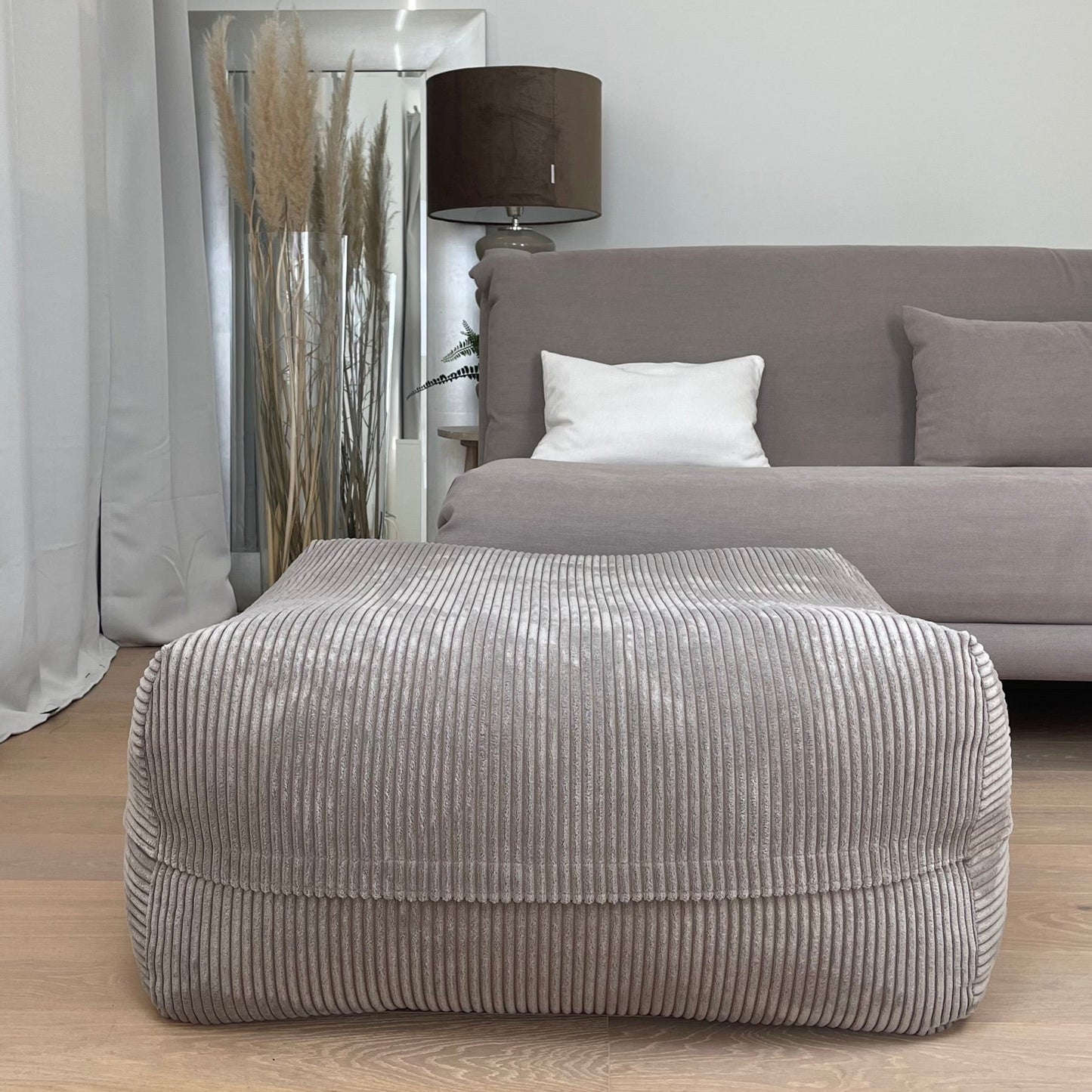 Poufet DreamPad Hundebett in Breitcord Taupe im Wohnzimmer – flaches Design ca. 25 cm, handgemacht in Deutschland