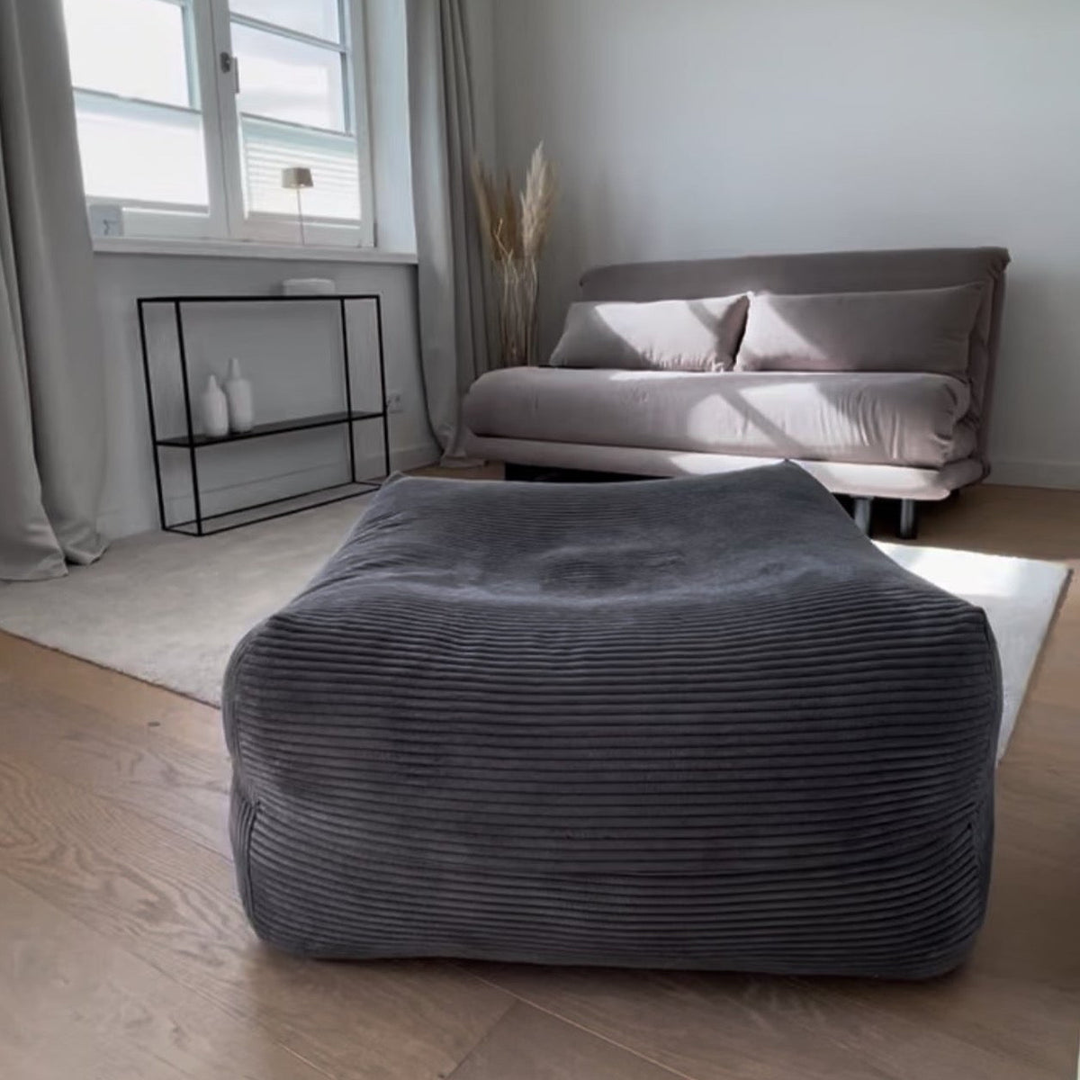Dozzy Pouf Hundebett in Breitcord Dunkelgrau im Wohnzimmer – zeitloses Design, handgemacht in Deutschland