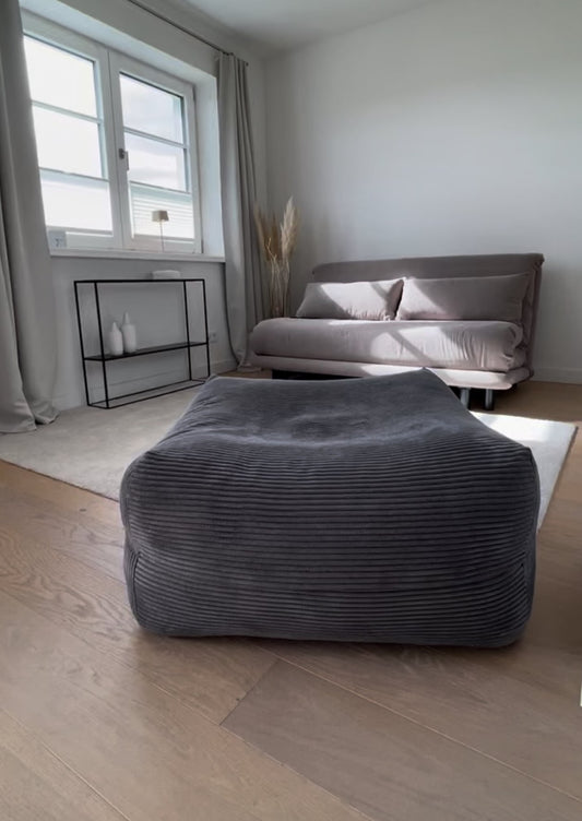 Dozzy Pouf Hundebett in Breitcord Dunkelgrau im Wohnzimmer – zeitloses Design, handgemacht in Deutschland