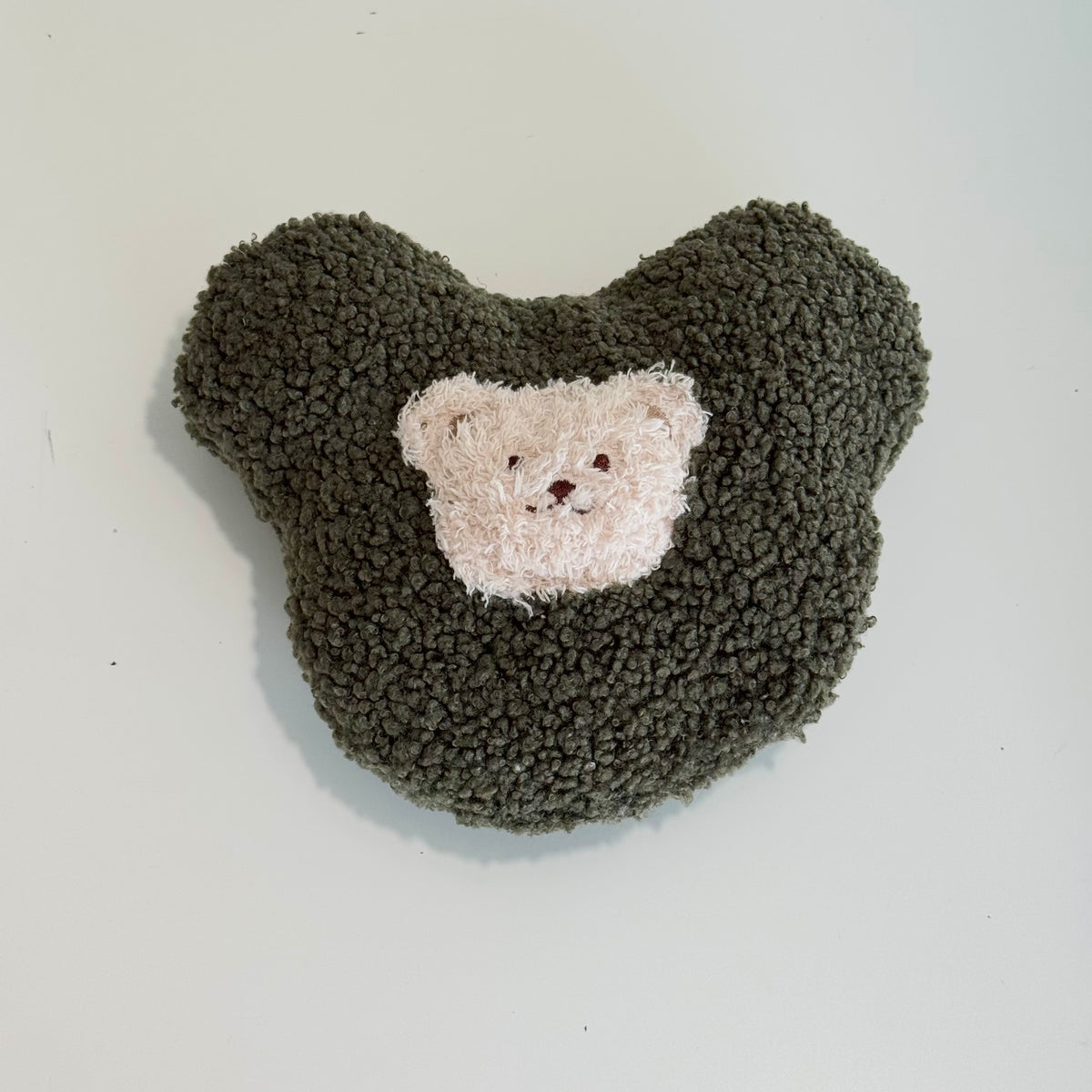 POUFET Knister-Teddy aus Bouclé in Khaki – handgefertigtes Hundespielzeug mit aufgenähtem Teddy-Gesicht