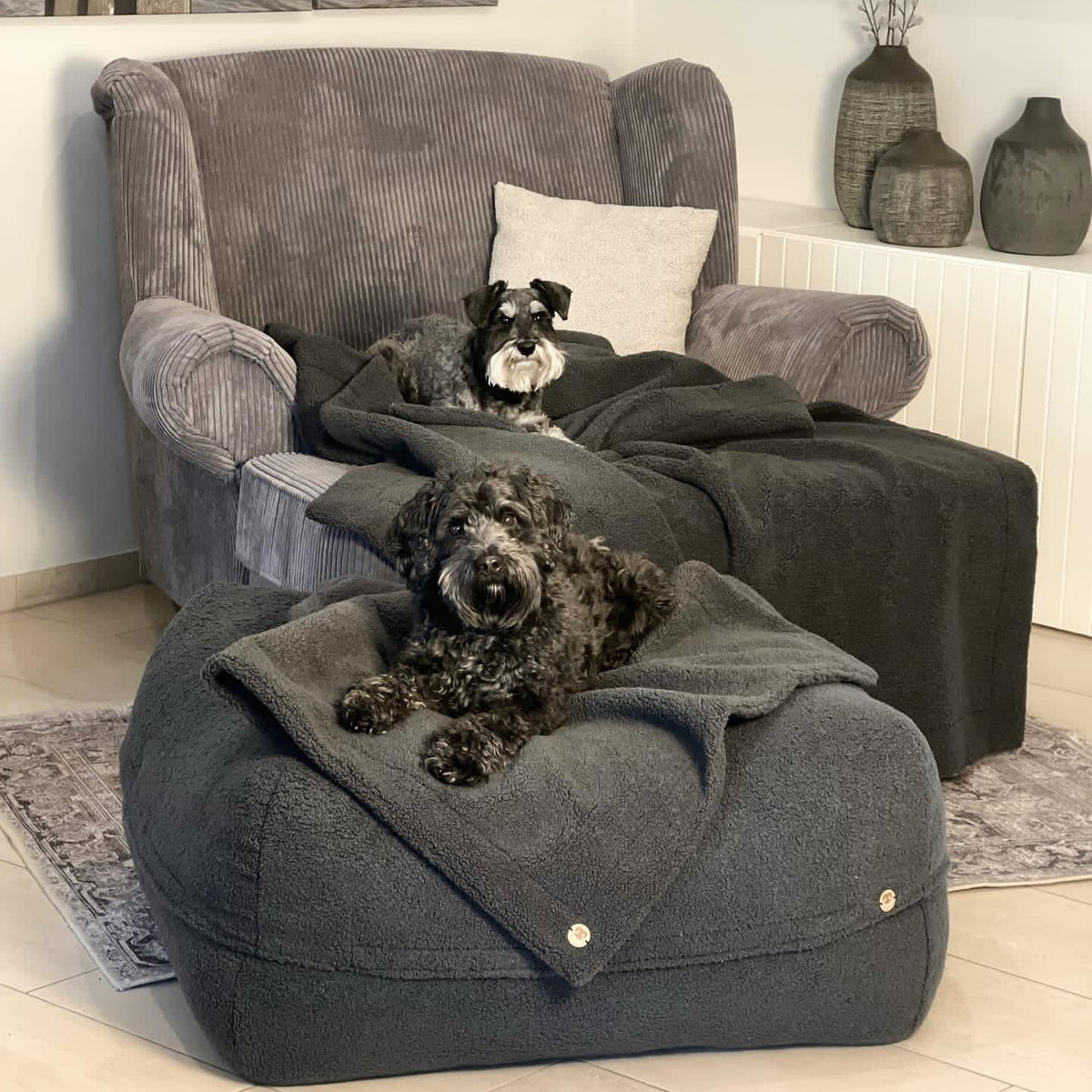Hund liegt auf Poufet Pouf mit Bouclé-Bezug – handgemachtes Hundebett von Poufet